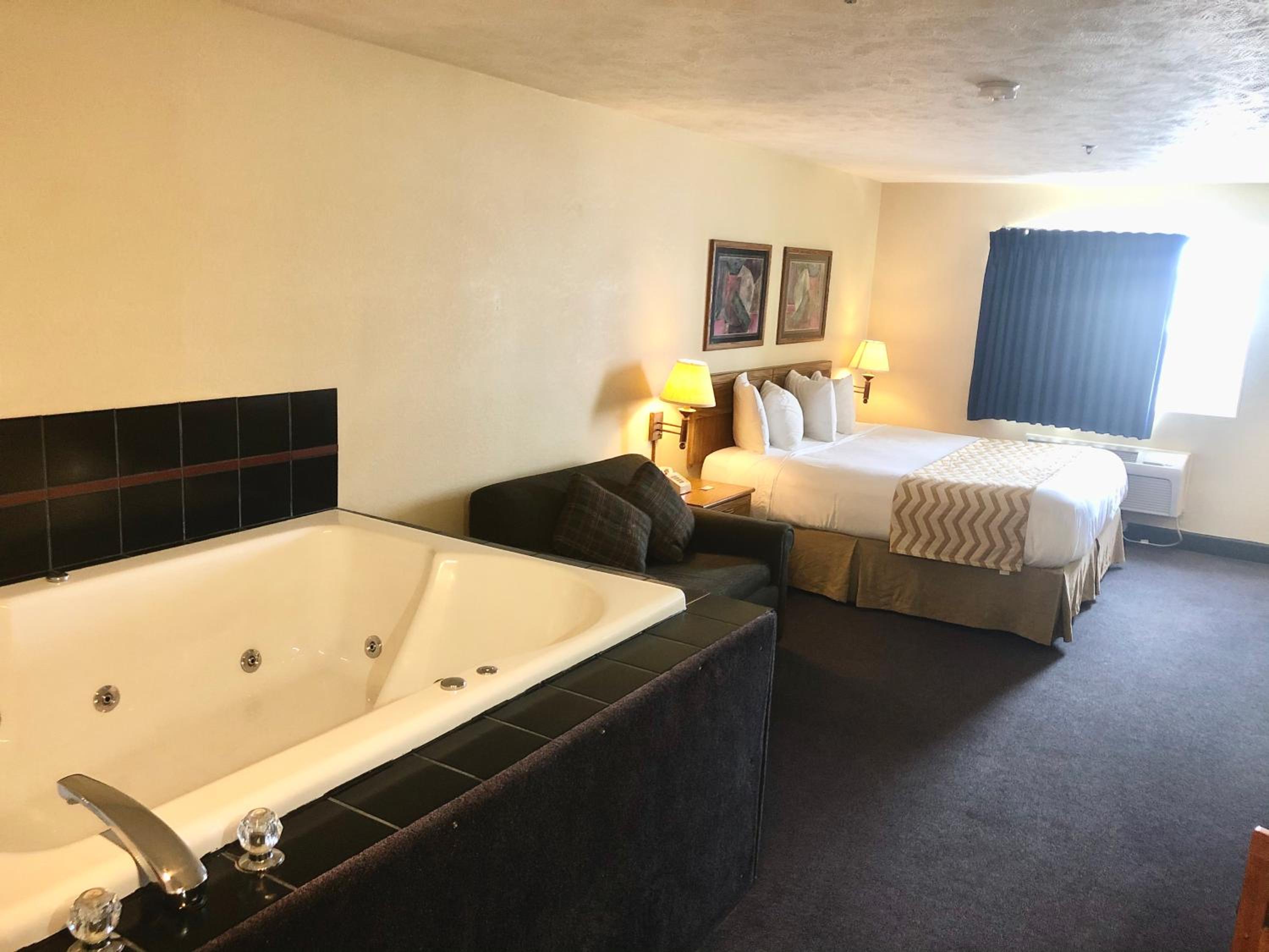 Deluxe King Suite - Non-Smoking - Photo 4