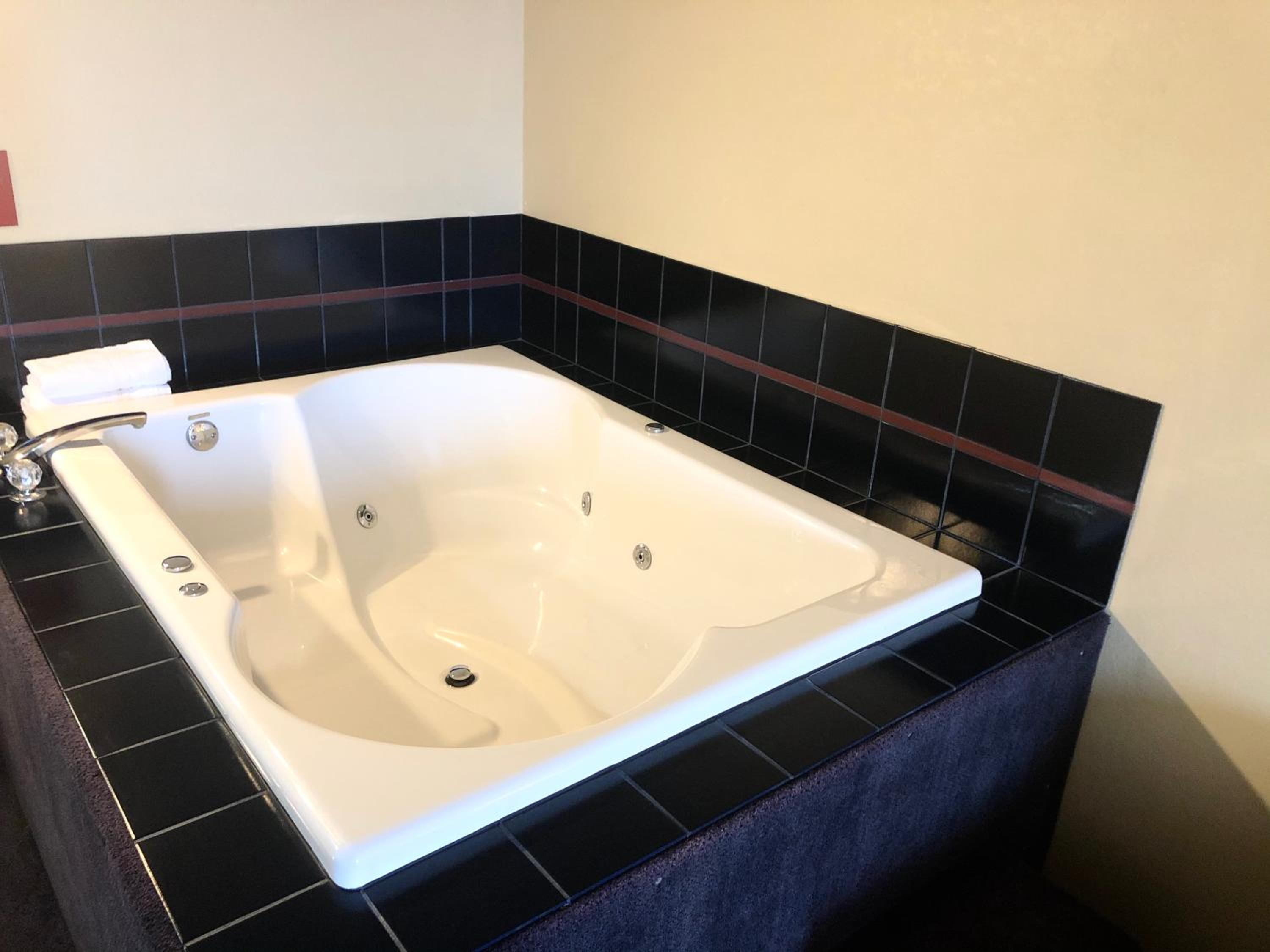Deluxe King Suite - Non-Smoking - Photo 5