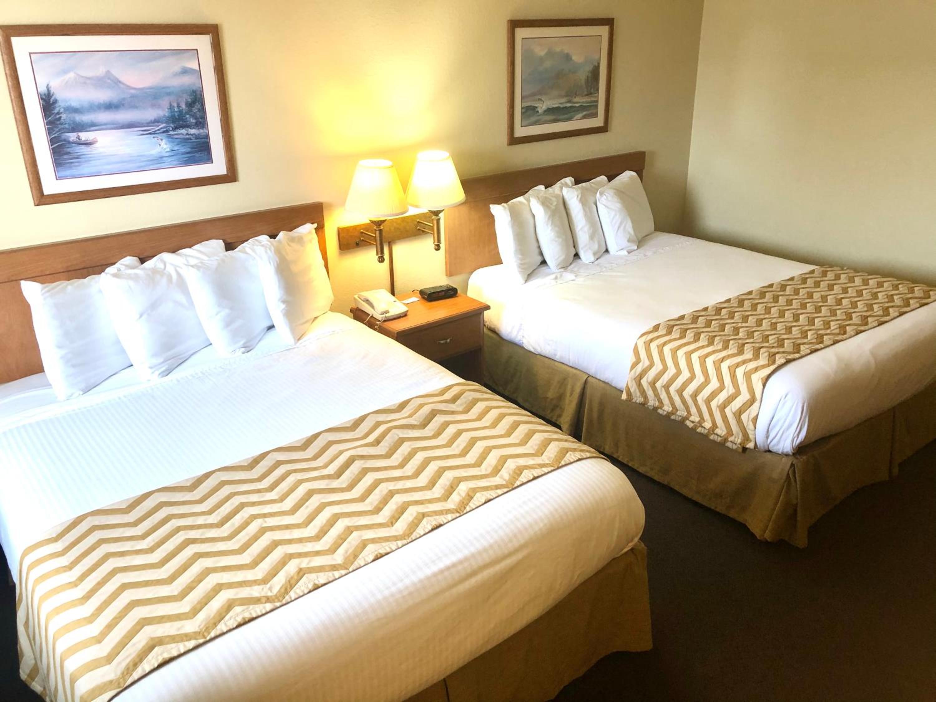 Queen Room with Two Queen Beds - Non-Smoking - Photo 2
