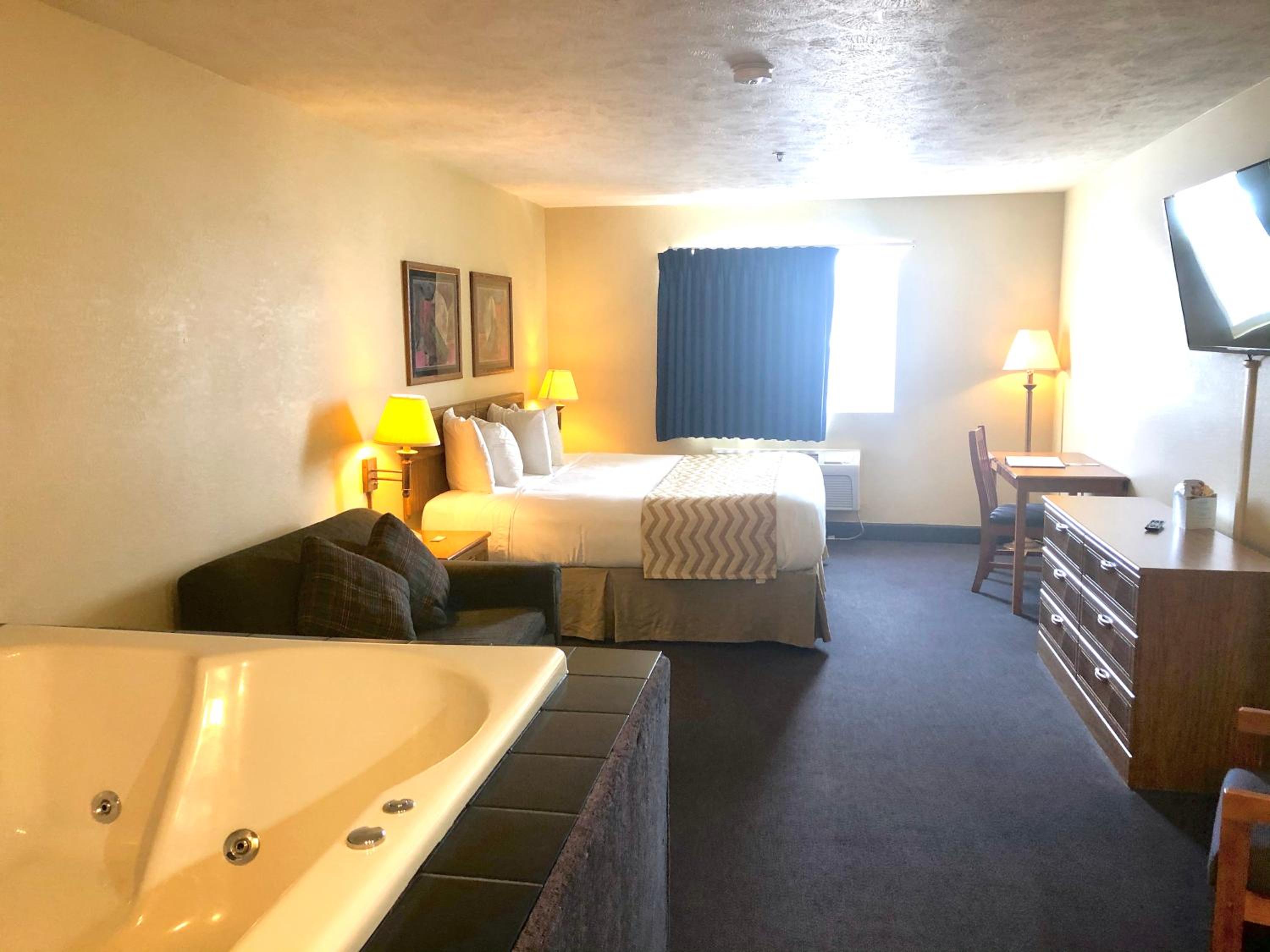 Deluxe King Suite - Non-Smoking - Photo 6