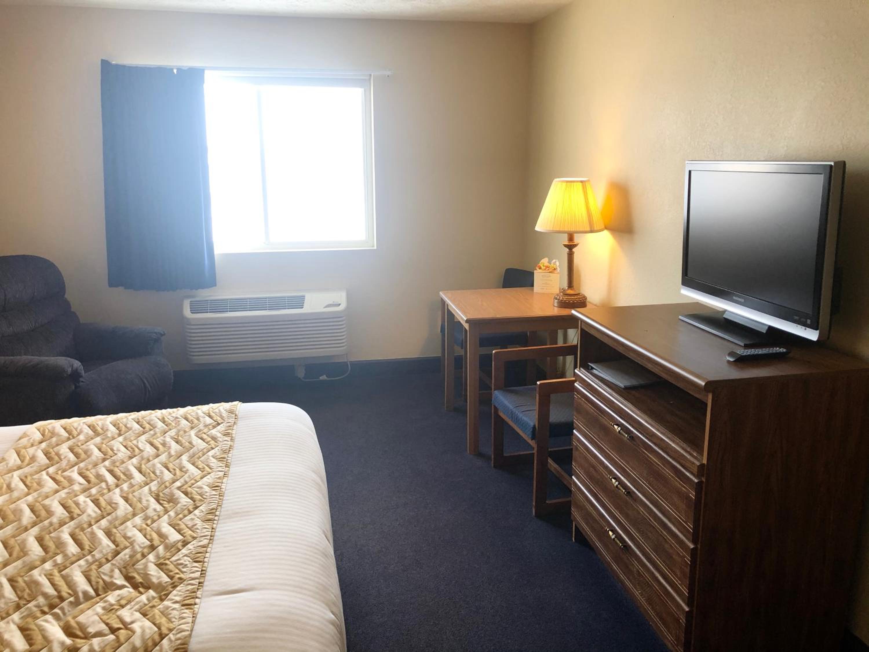 Deluxe King Suite - Non-Smoking - Photo 7