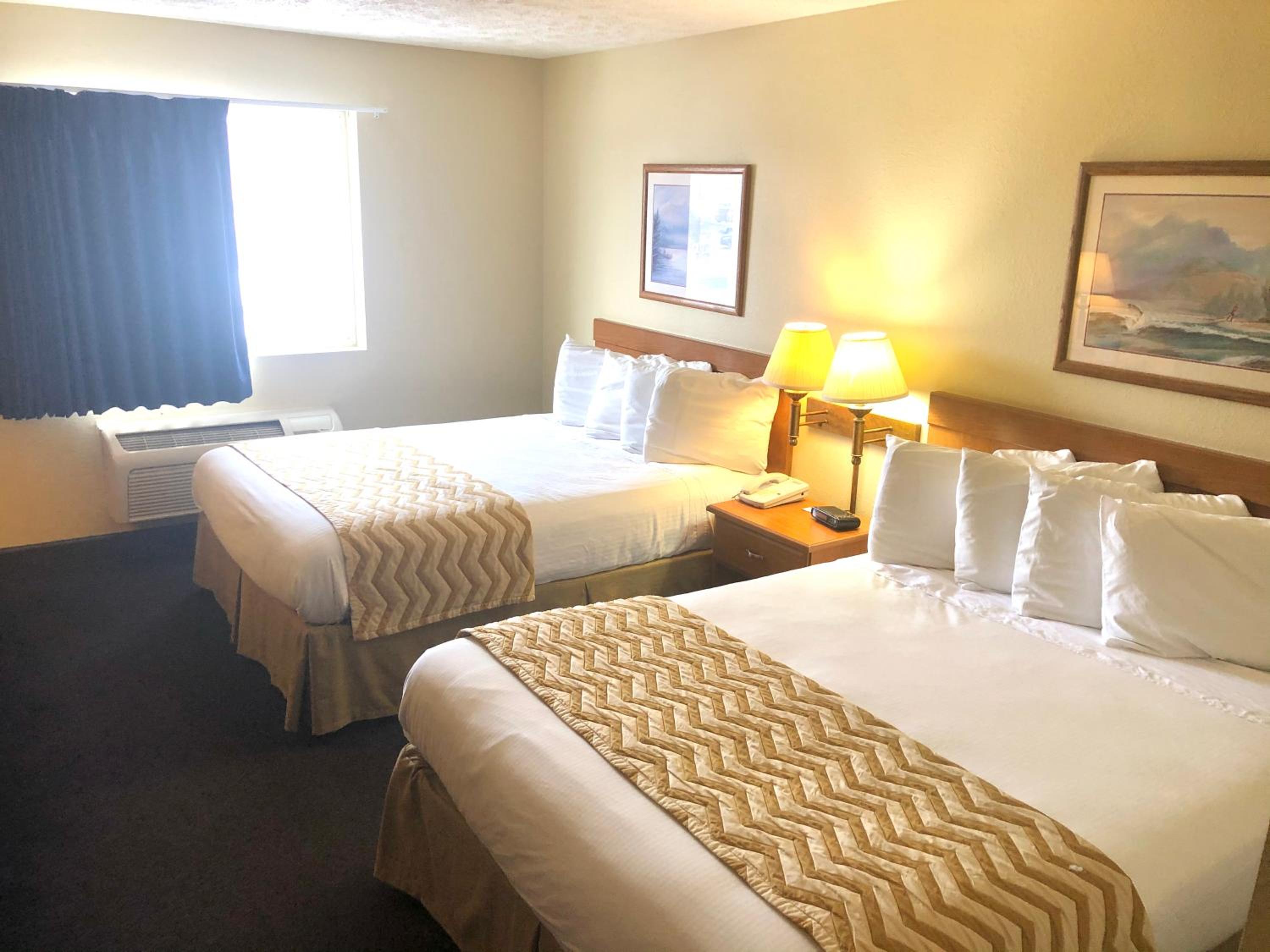 Queen Room with Two Queen Beds - Non-Smoking - Photo 3