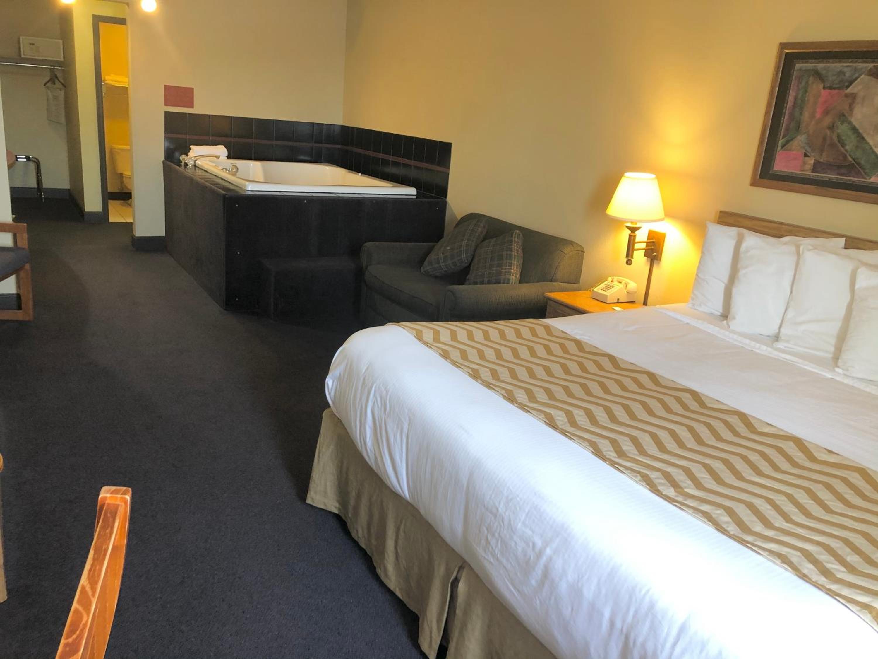 Deluxe King Suite - Non-Smoking - Photo 3