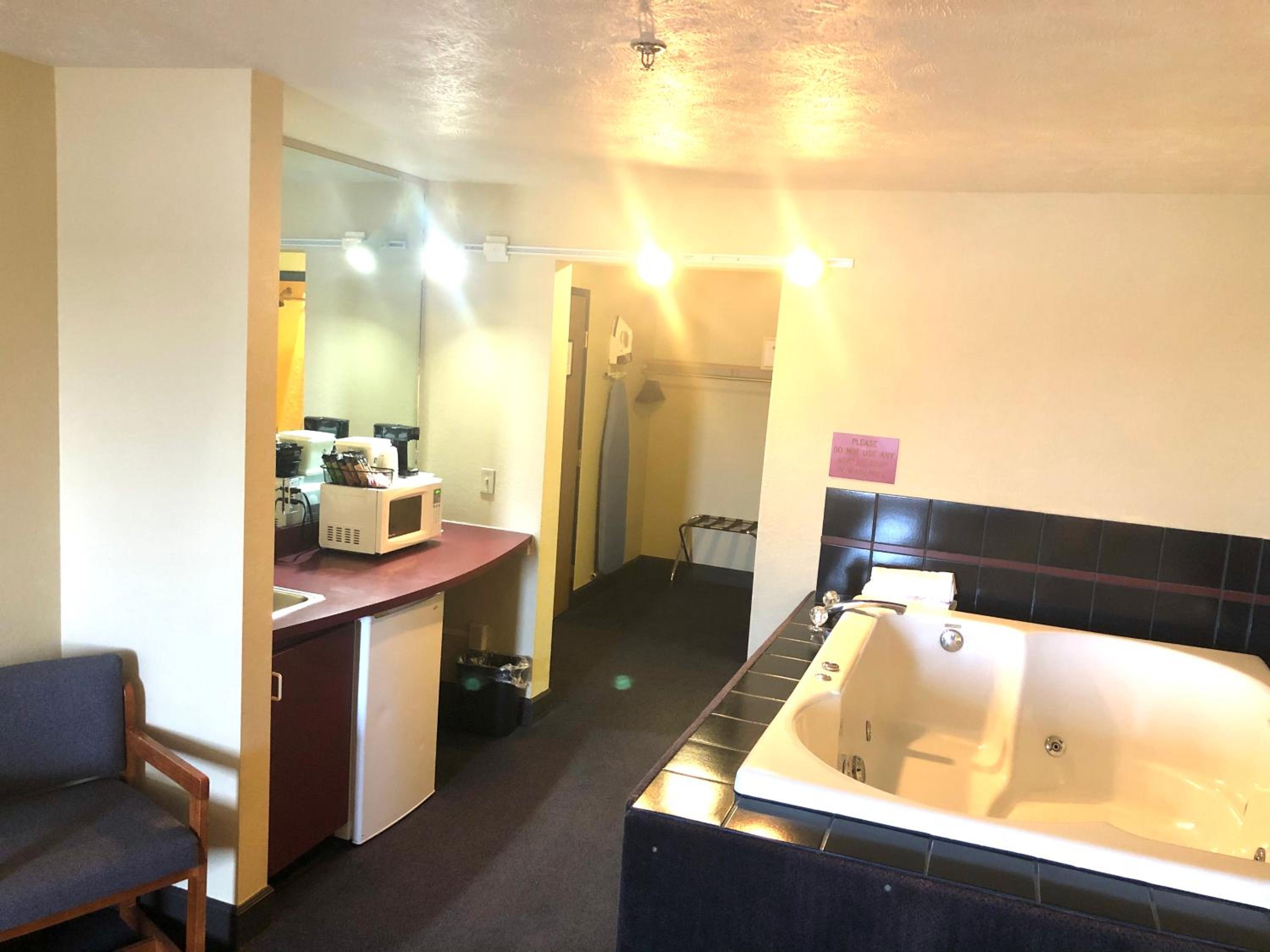Deluxe King Suite - Non-Smoking - Photo 8