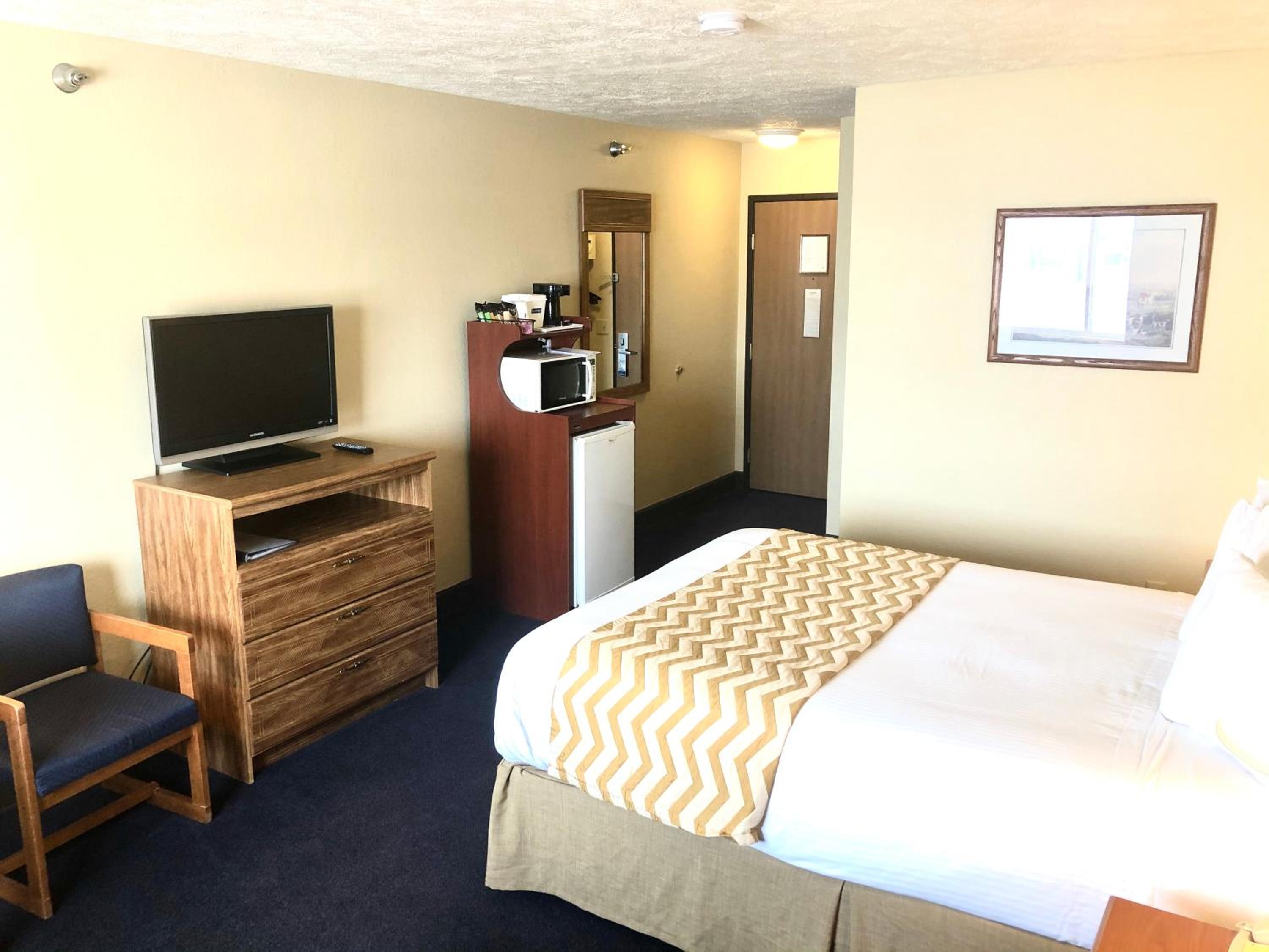 Queen Room with Roll-In Shower - Mobility Accessible/Non-Smoking - Photo 6