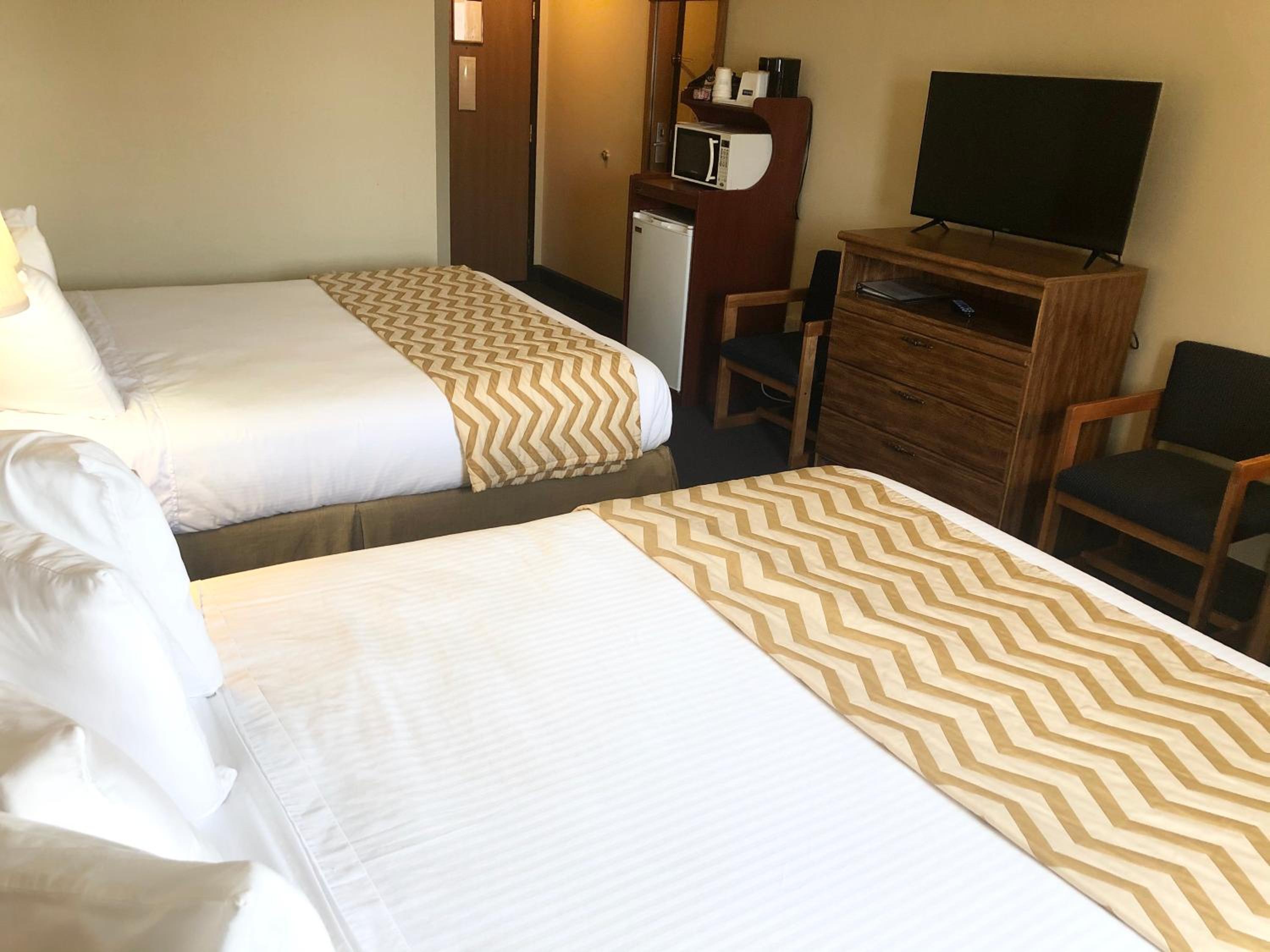 Queen Room with Two Queen Beds - Non-Smoking - Photo 4