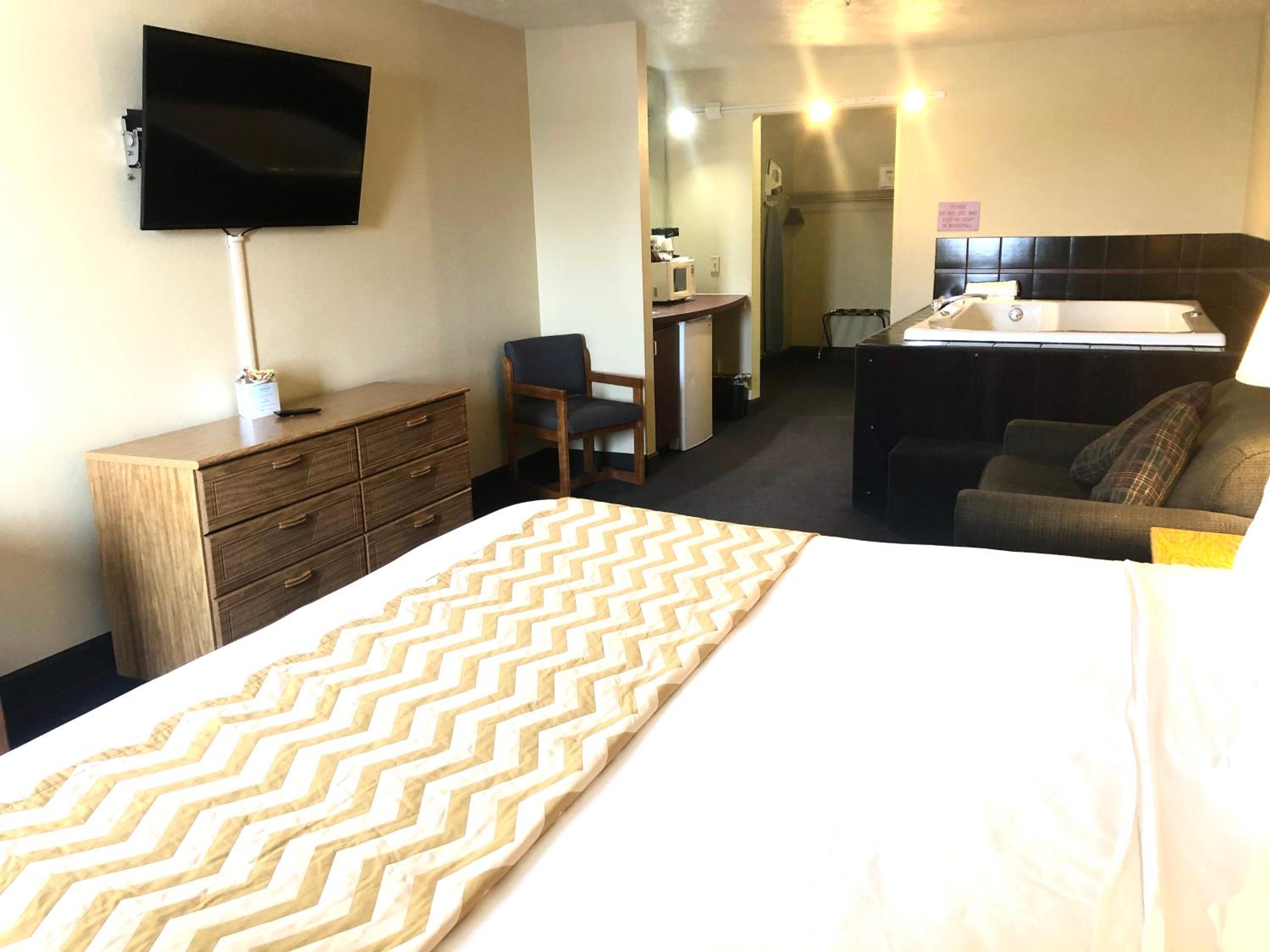 Deluxe King Suite - Non-Smoking - Photo 10