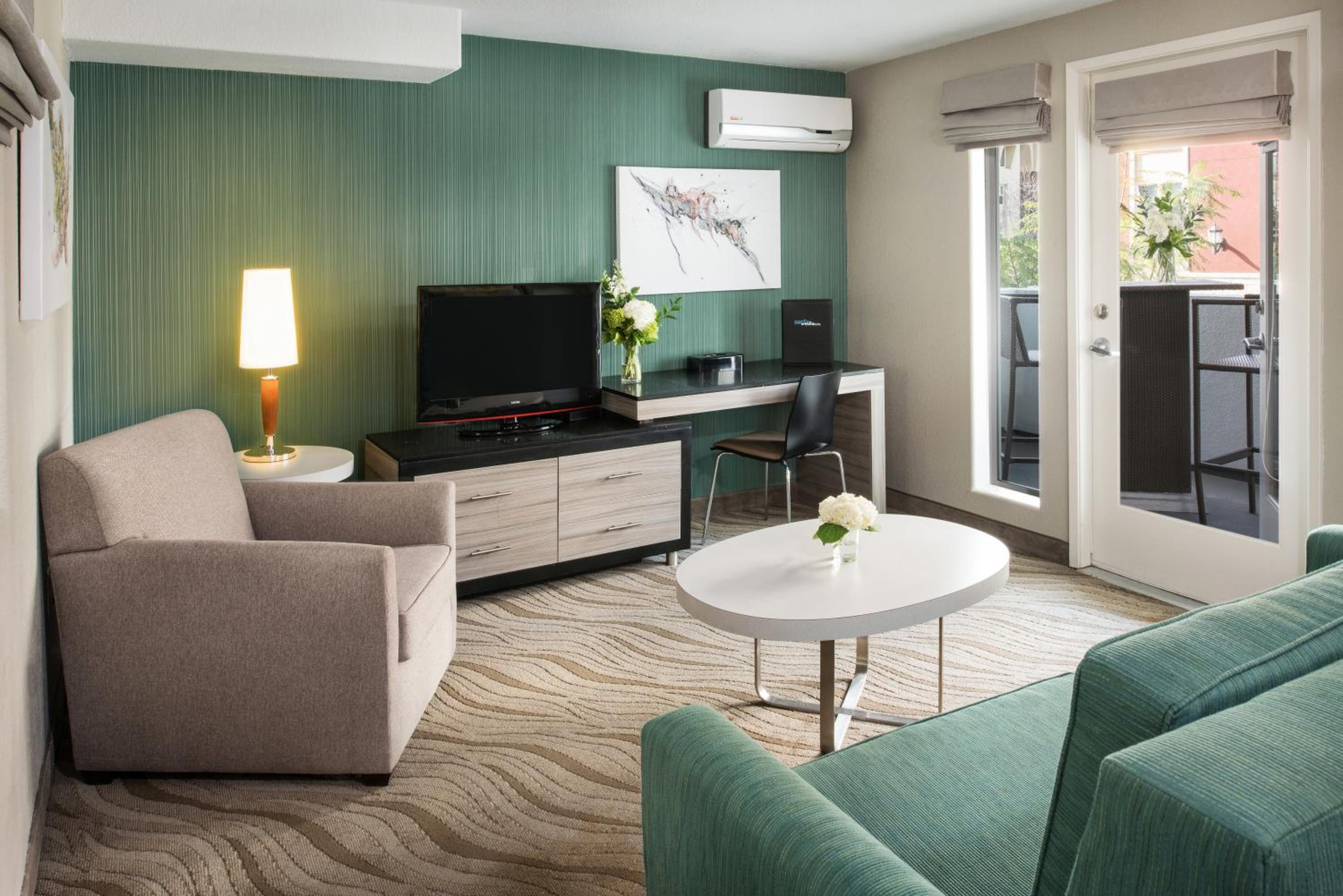 Queen Suite - Photo 2