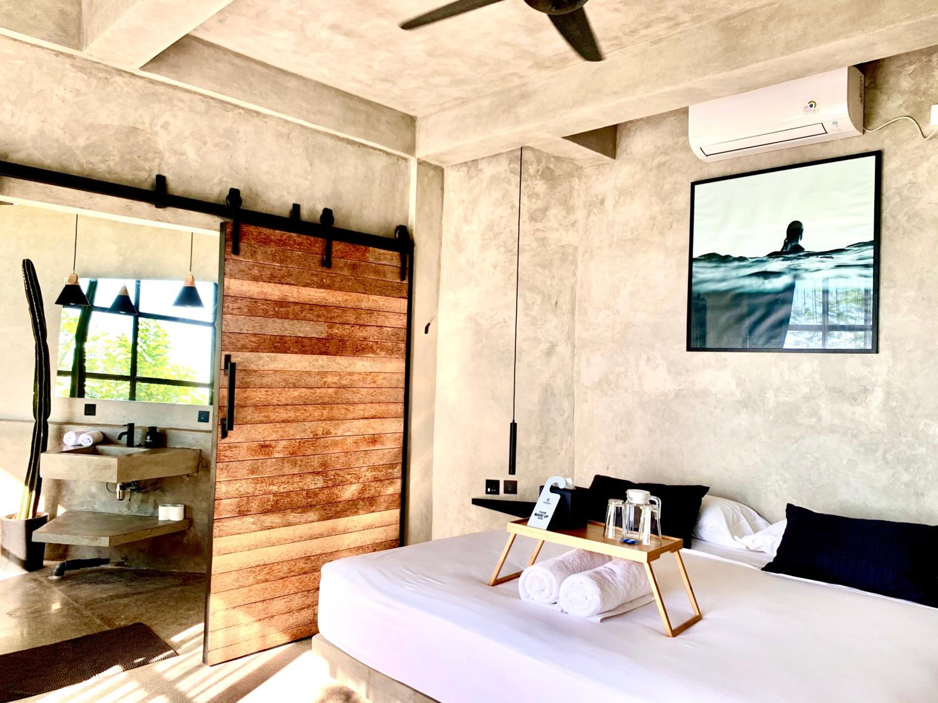 King Room with Bathtub - Photo 1