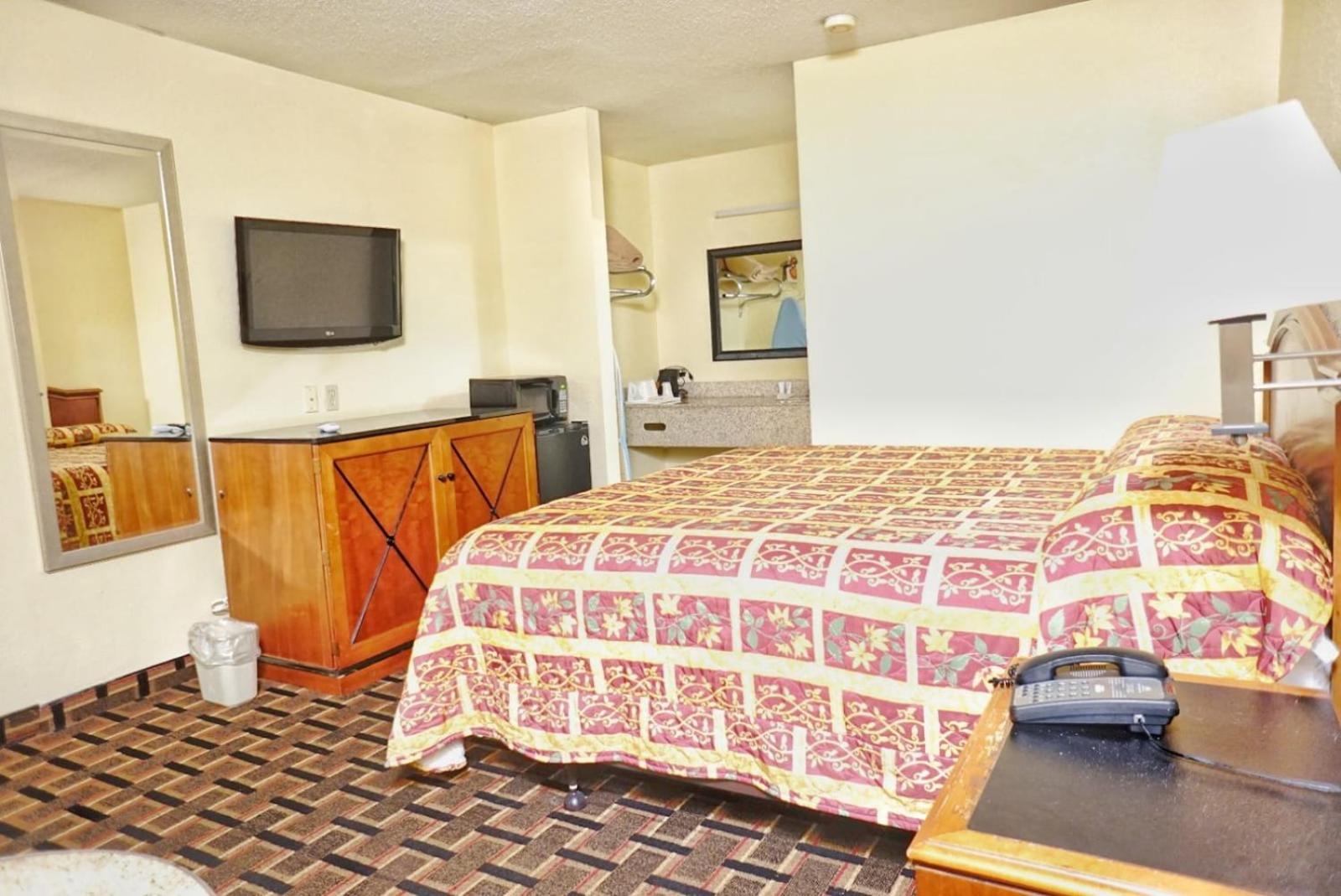  King Room - Non-Smoking  - Photo 3