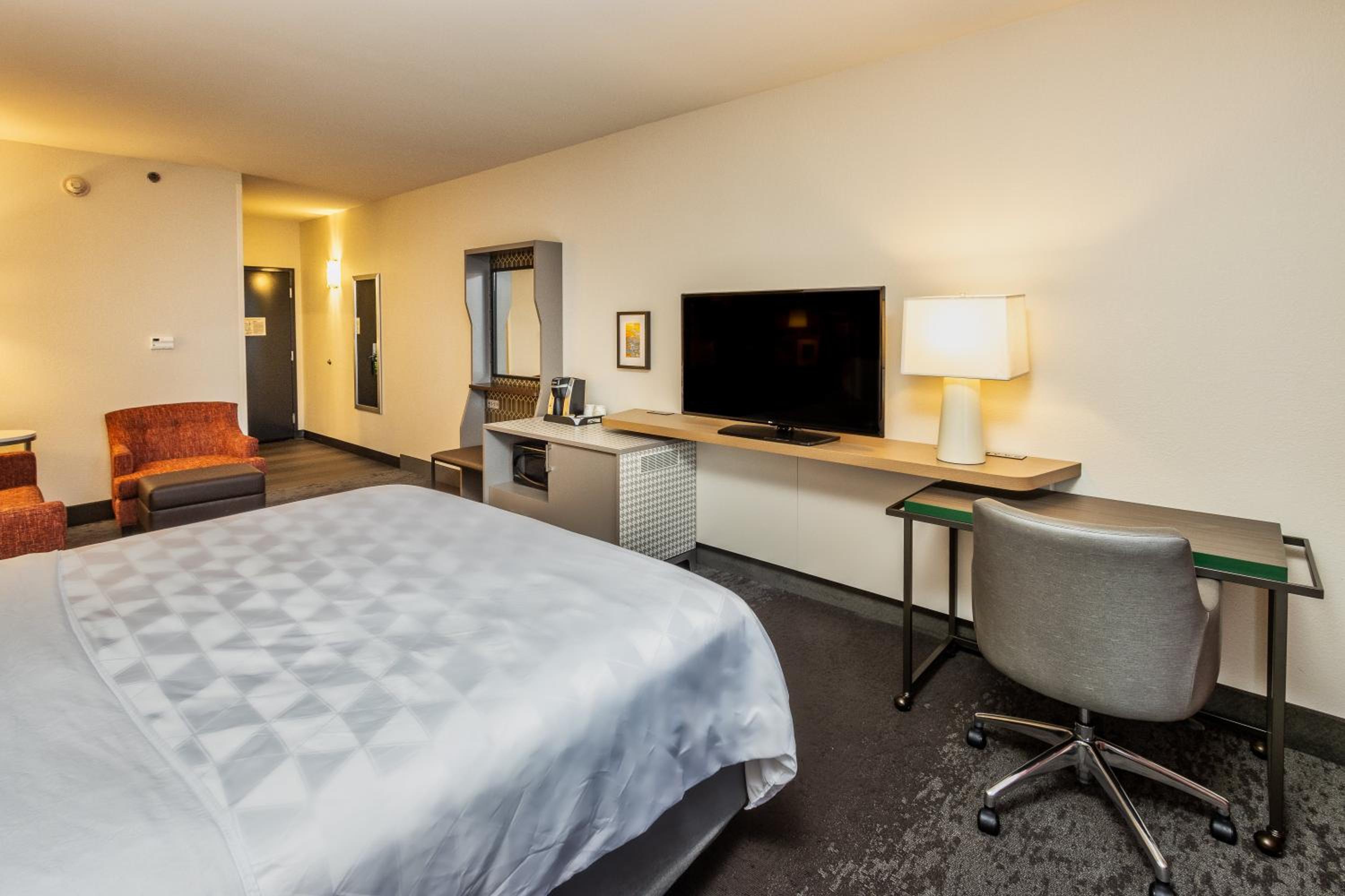 Standard King Room with Sofa Bed - Photo 5