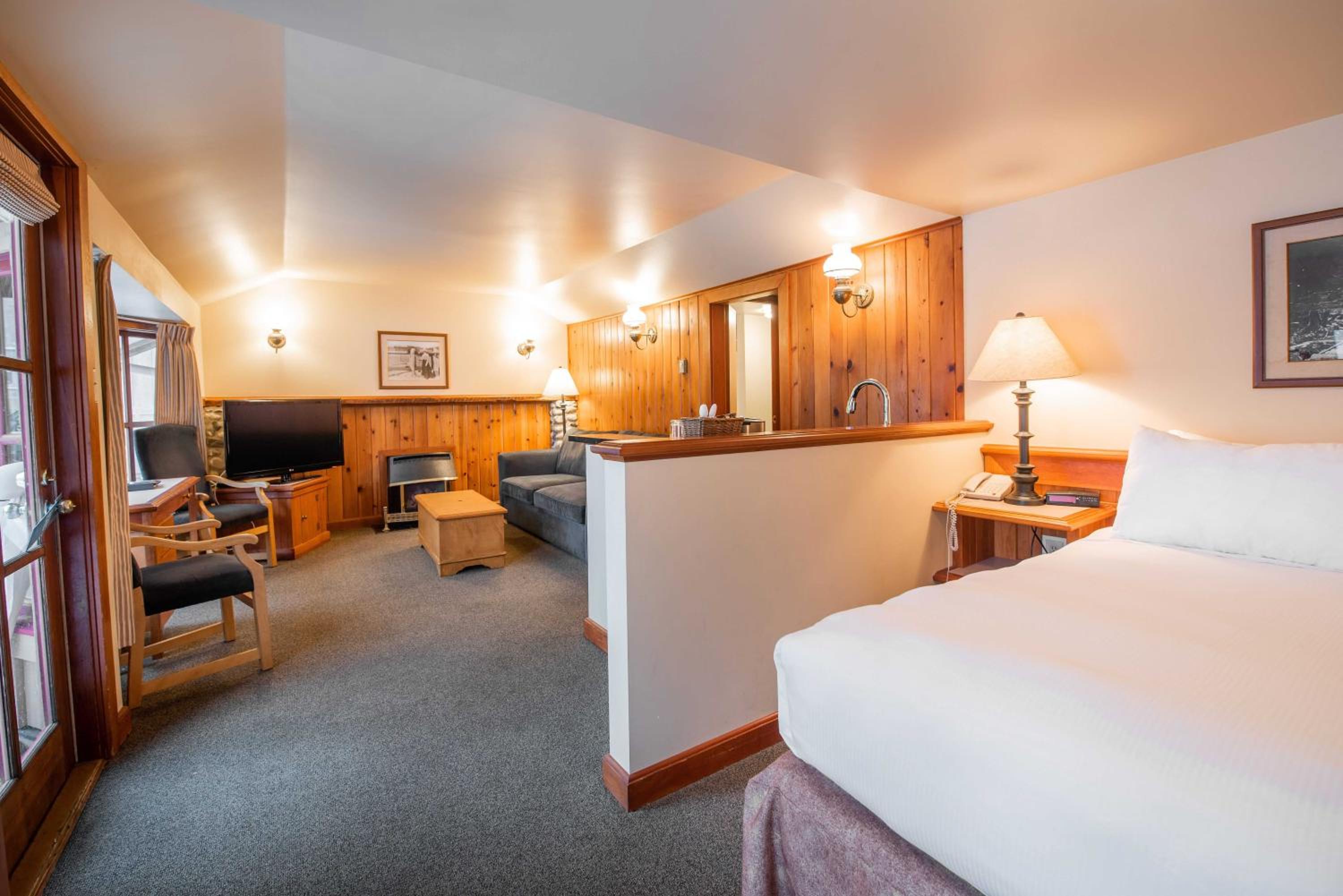 One-Bedroom Cabin With Two Queen Beds - Non-Smoking