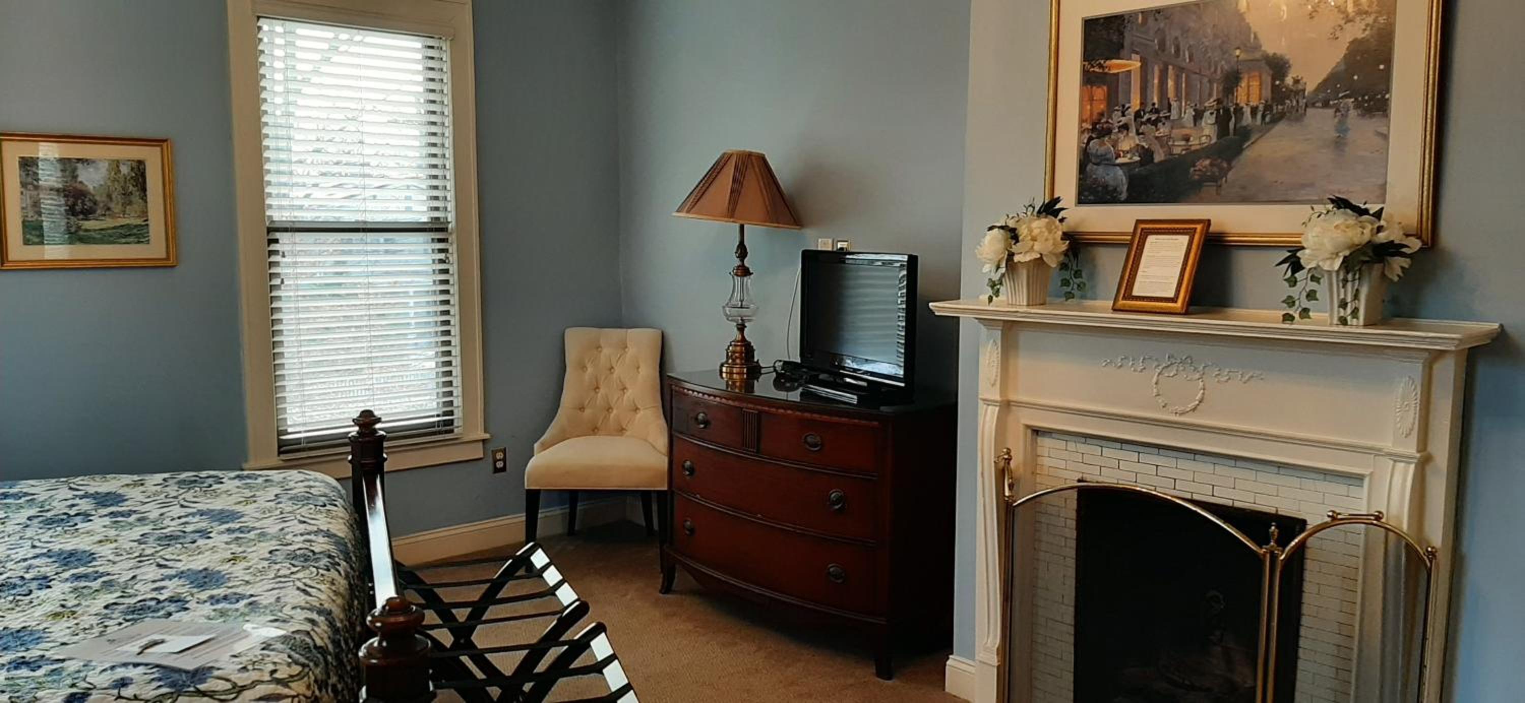 Deluxe King Room with Fireplace - Photo 4