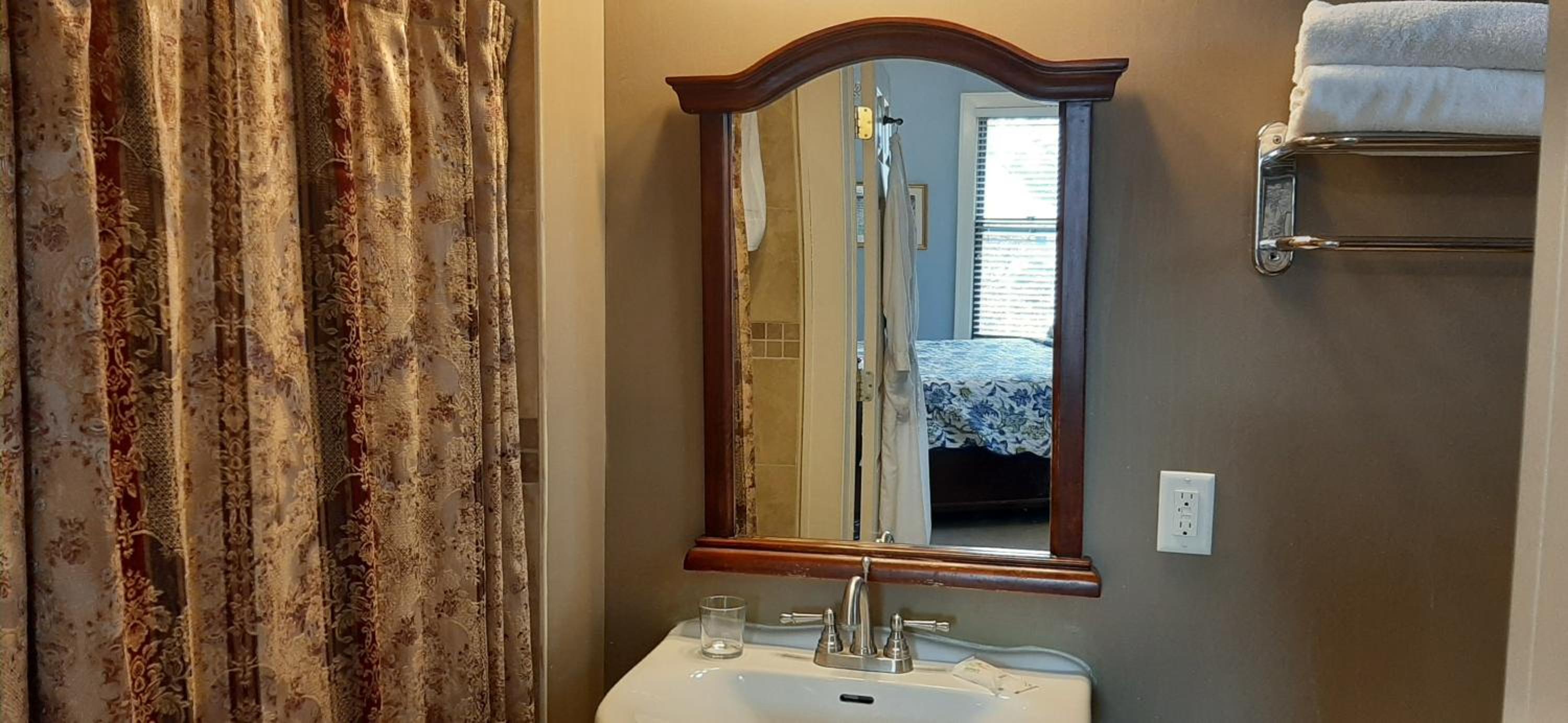 Deluxe King Room with Fireplace - Photo 5