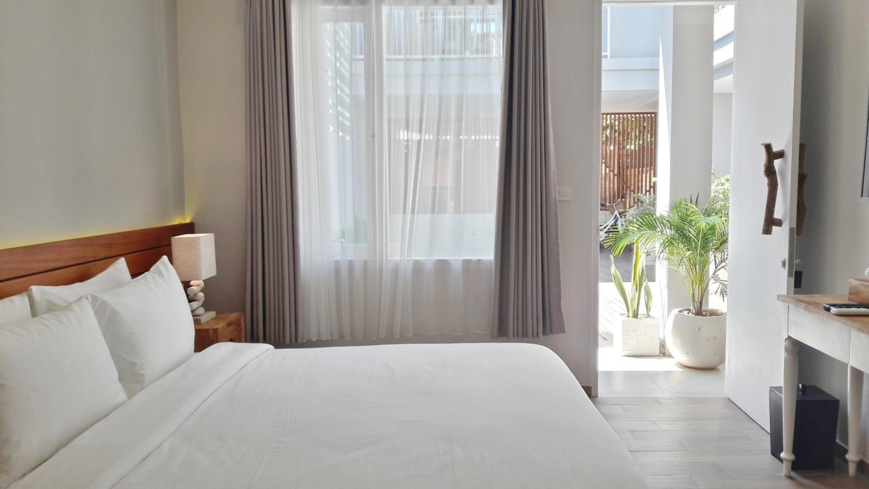 King Room with Pool View - Photo 16