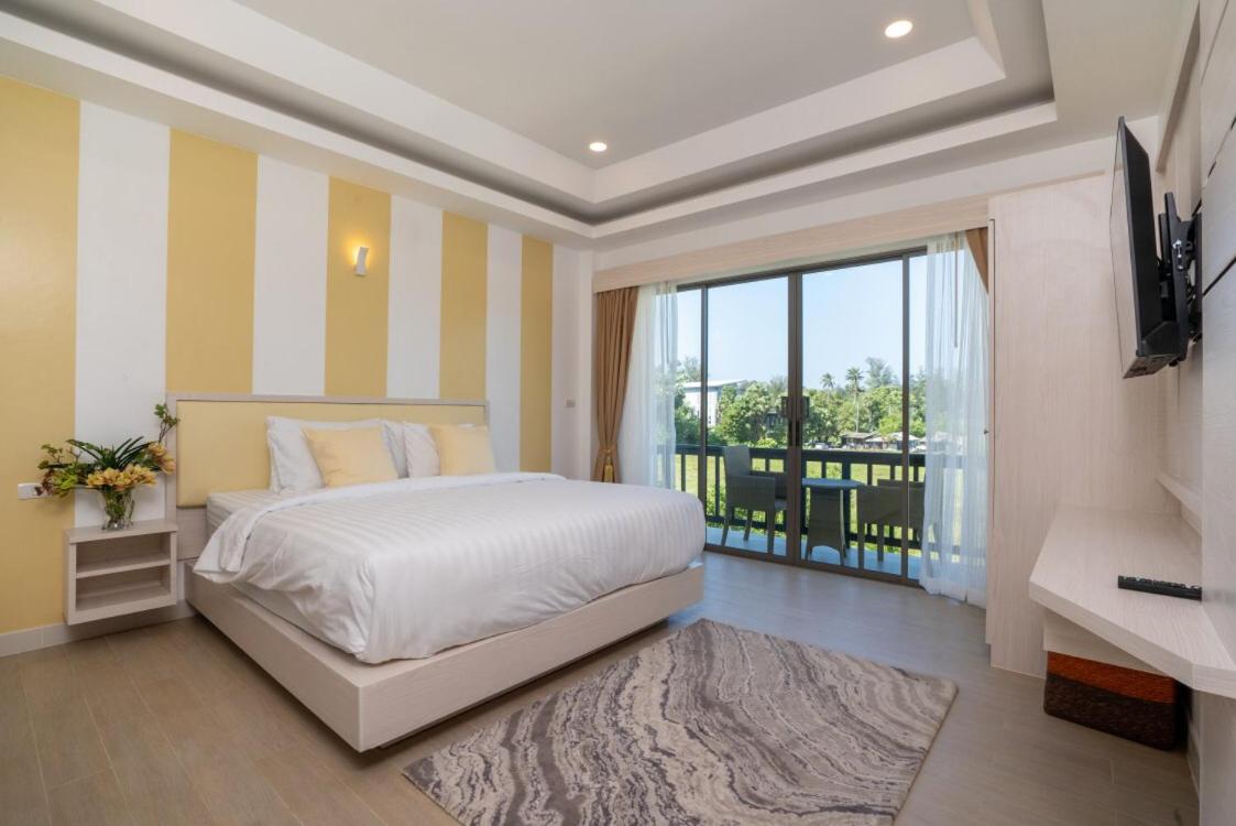 Three-Bedroom Villa - Photo 2