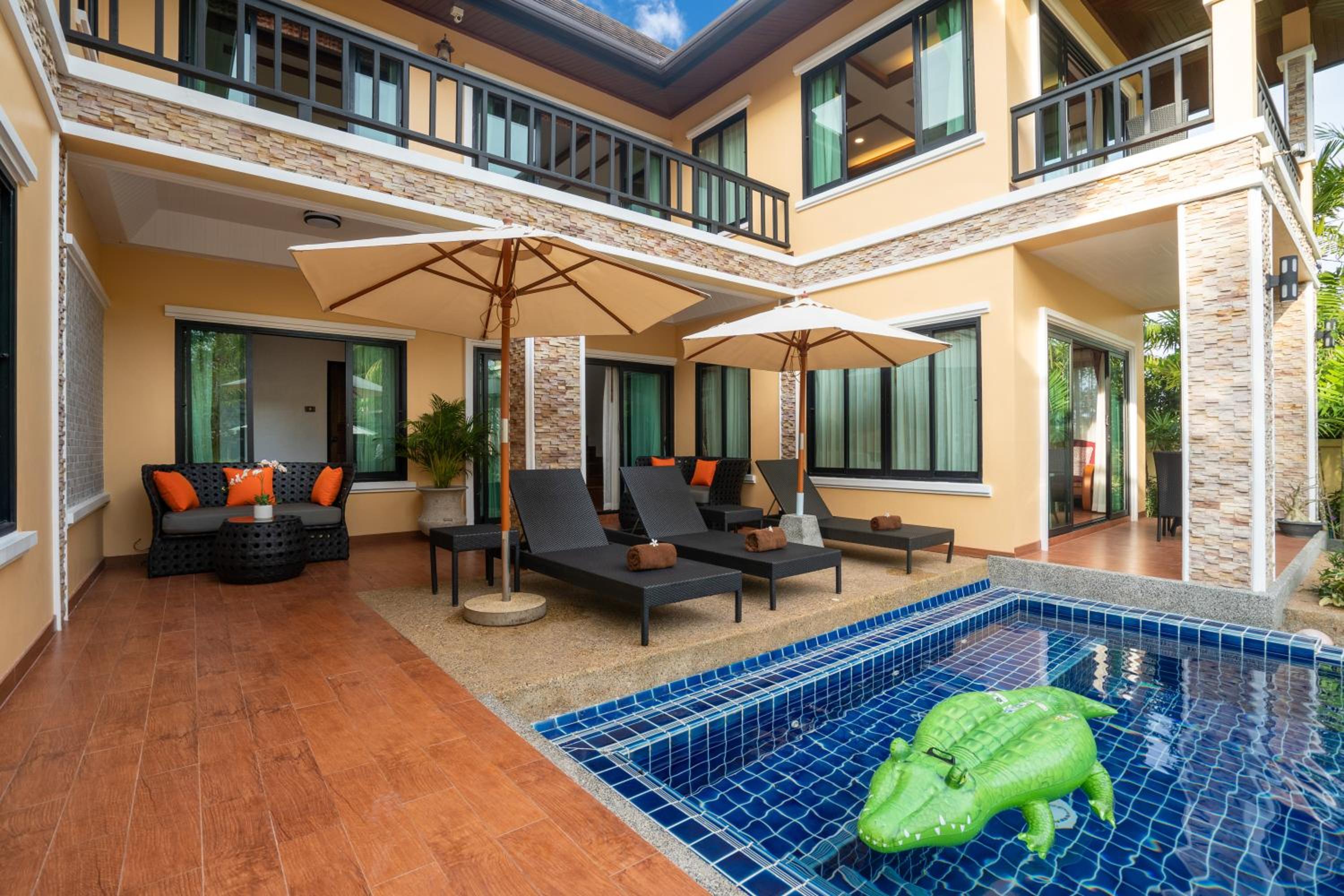 Six-Bedroom House - Photo 46