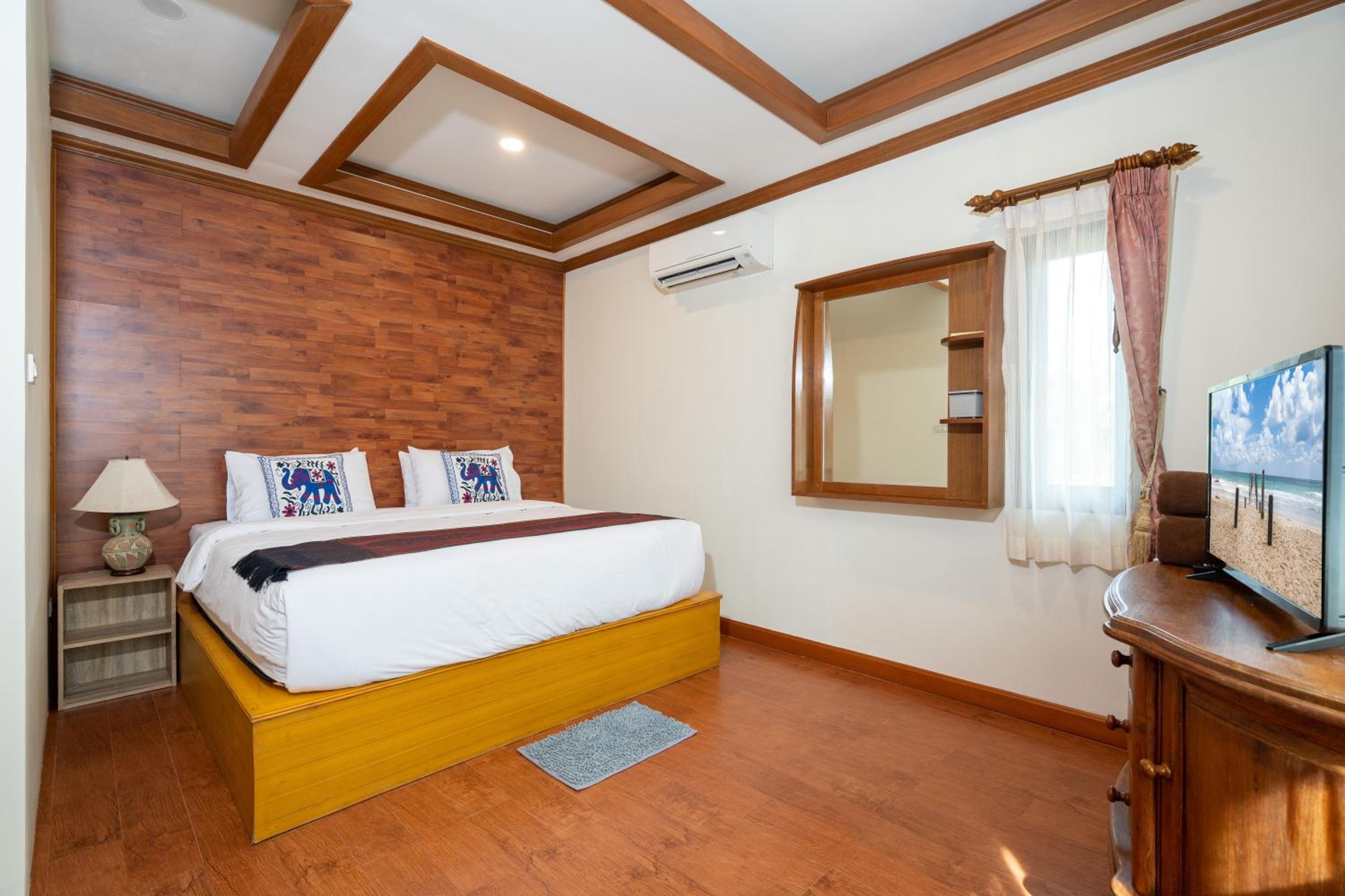 Six-Bedroom House - Photo 14