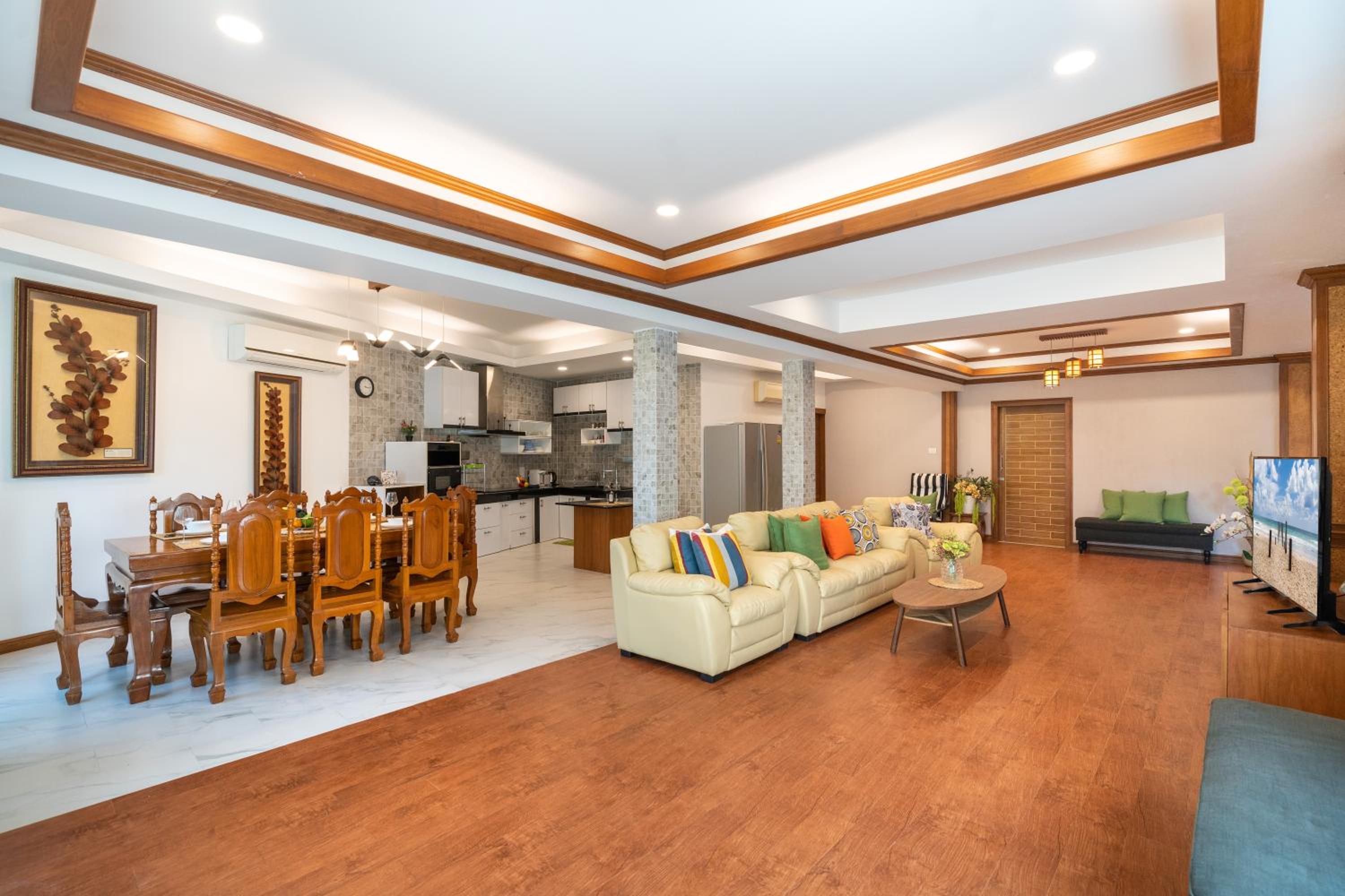 Six-Bedroom House - Photo 13