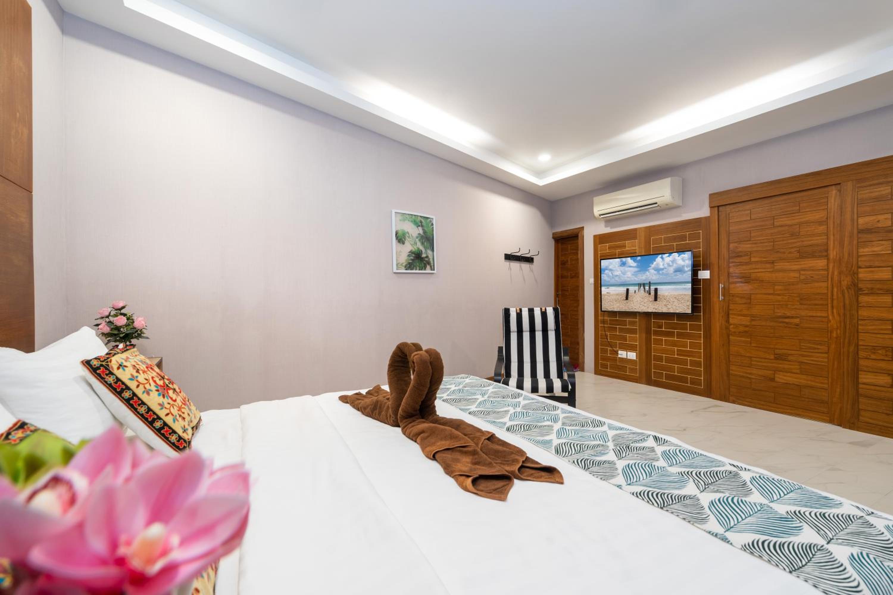 Six-Bedroom House - Photo 4