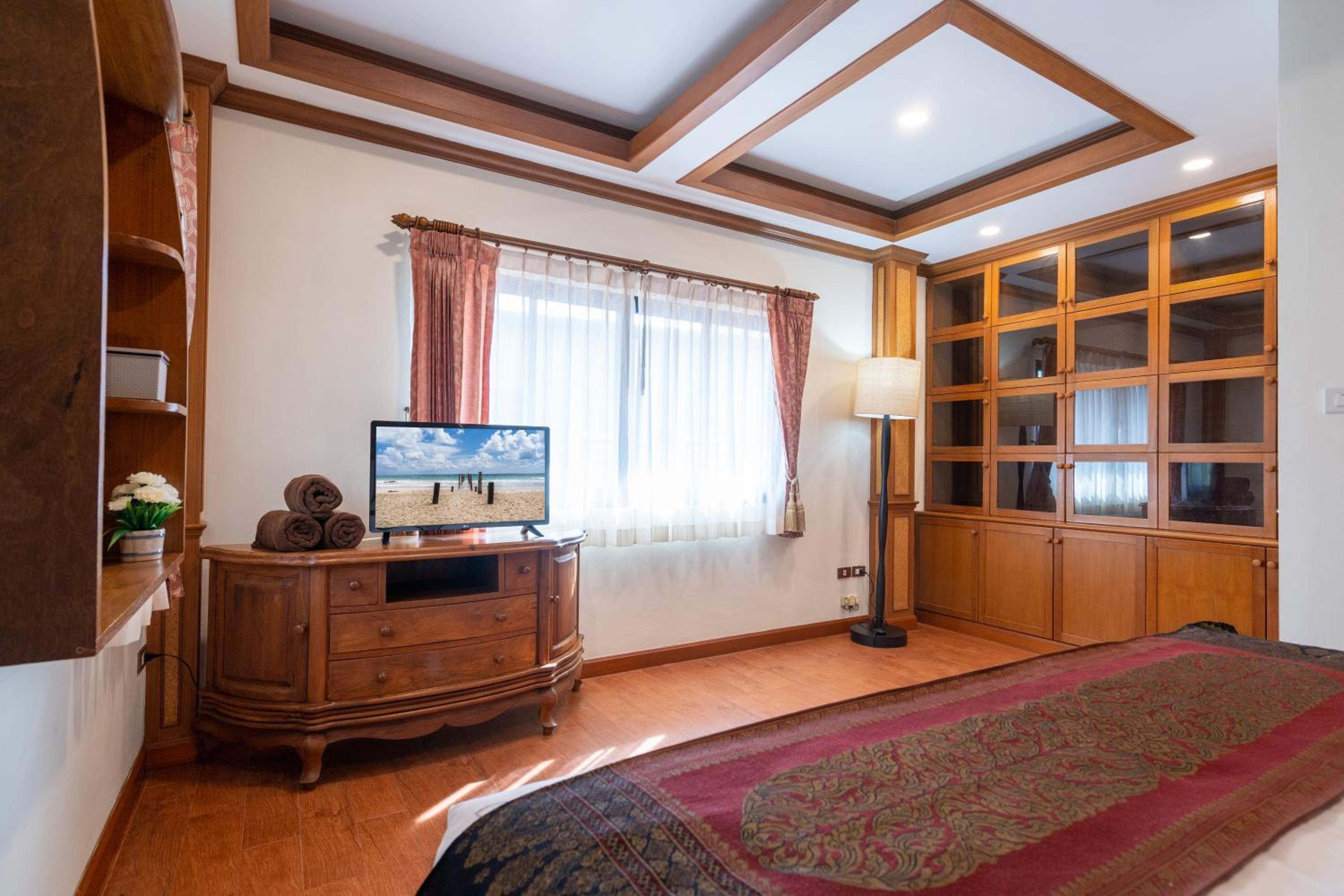 Six-Bedroom House - Photo 2