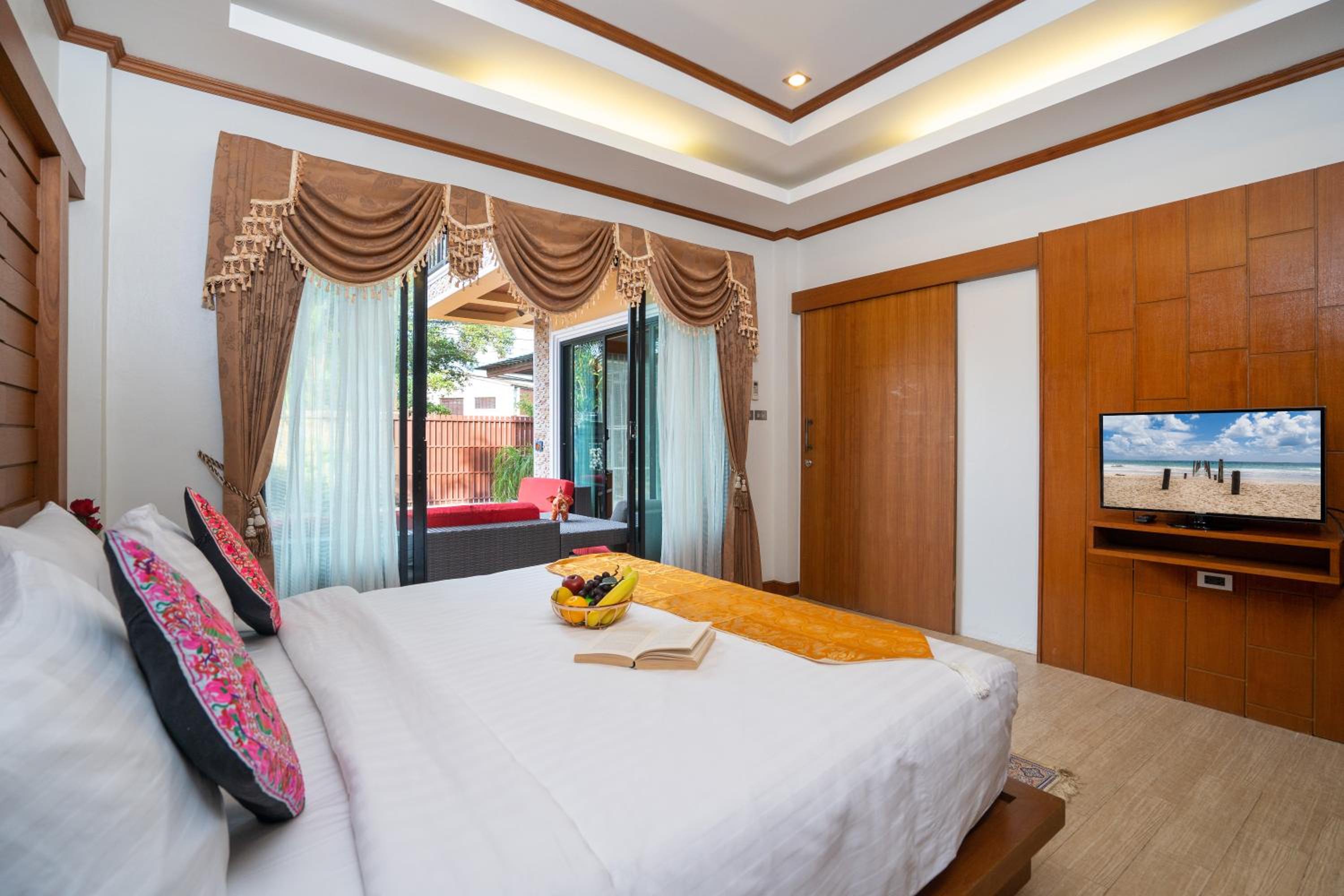 Six-Bedroom House - Photo 40