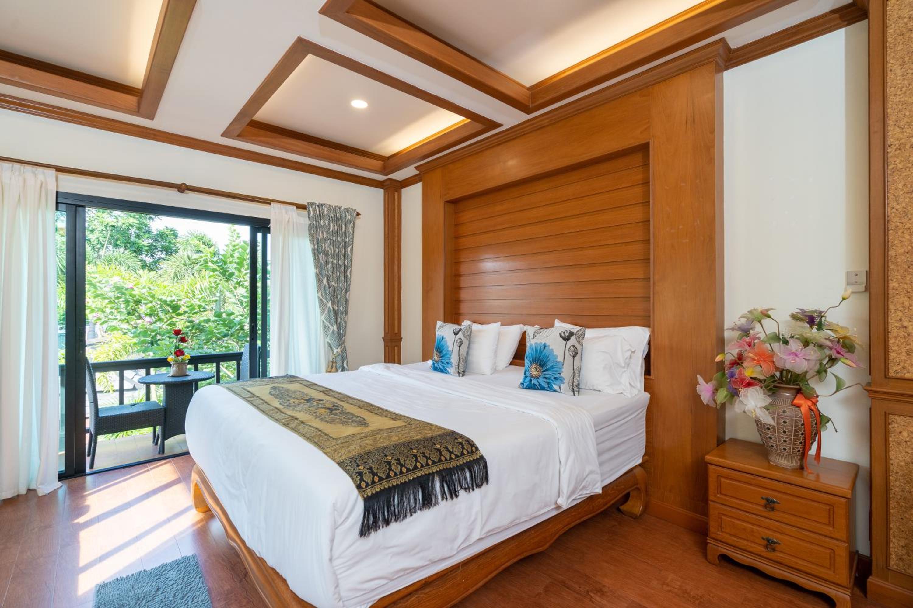 Six-Bedroom House - Photo 44