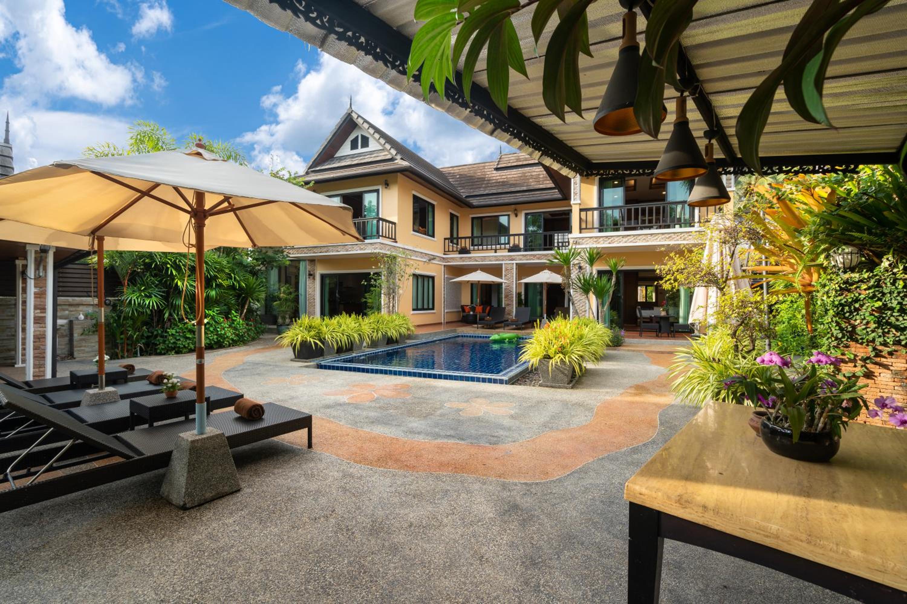 Six-Bedroom House - Photo 43