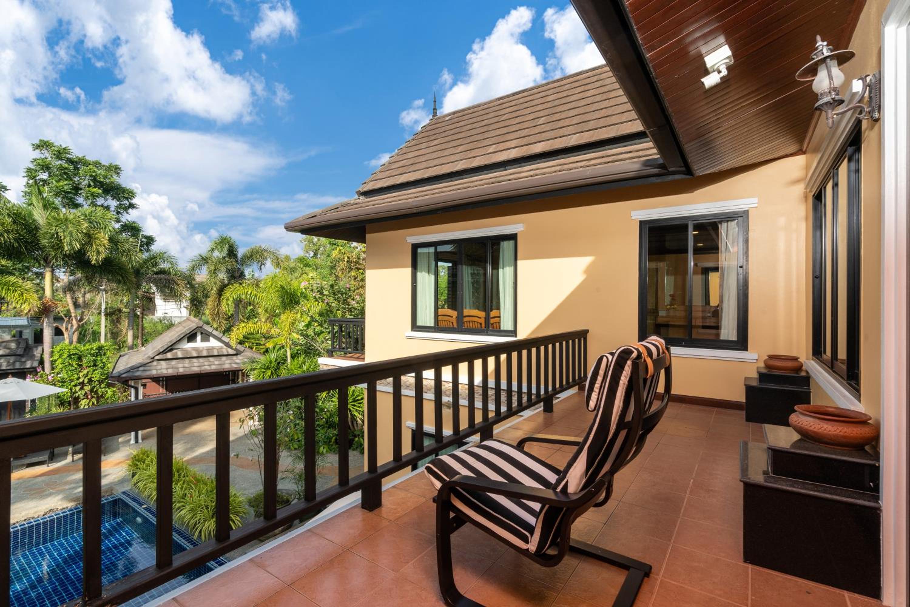 Six-Bedroom House - Photo 18