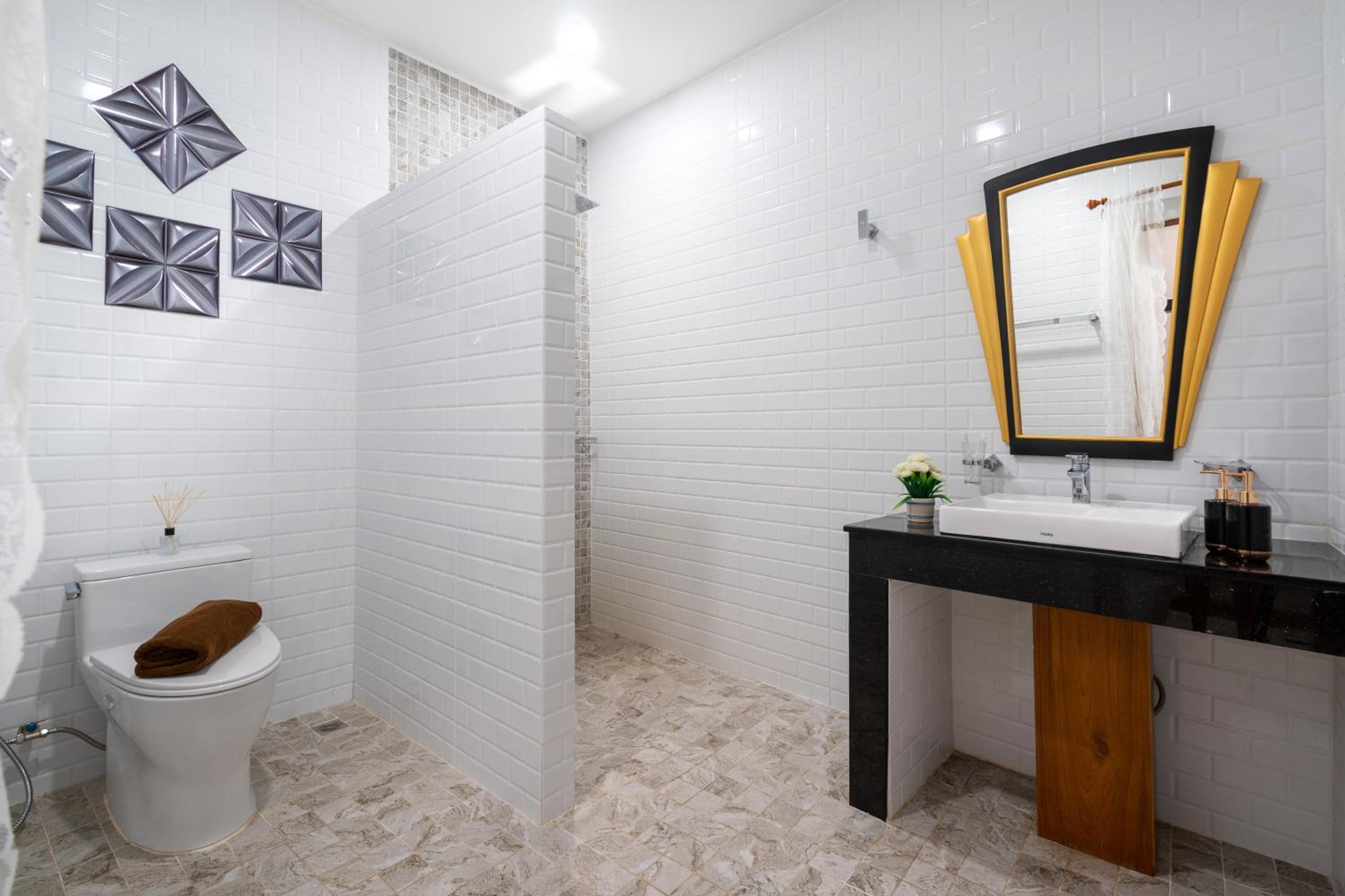 Six-Bedroom House - Photo 20