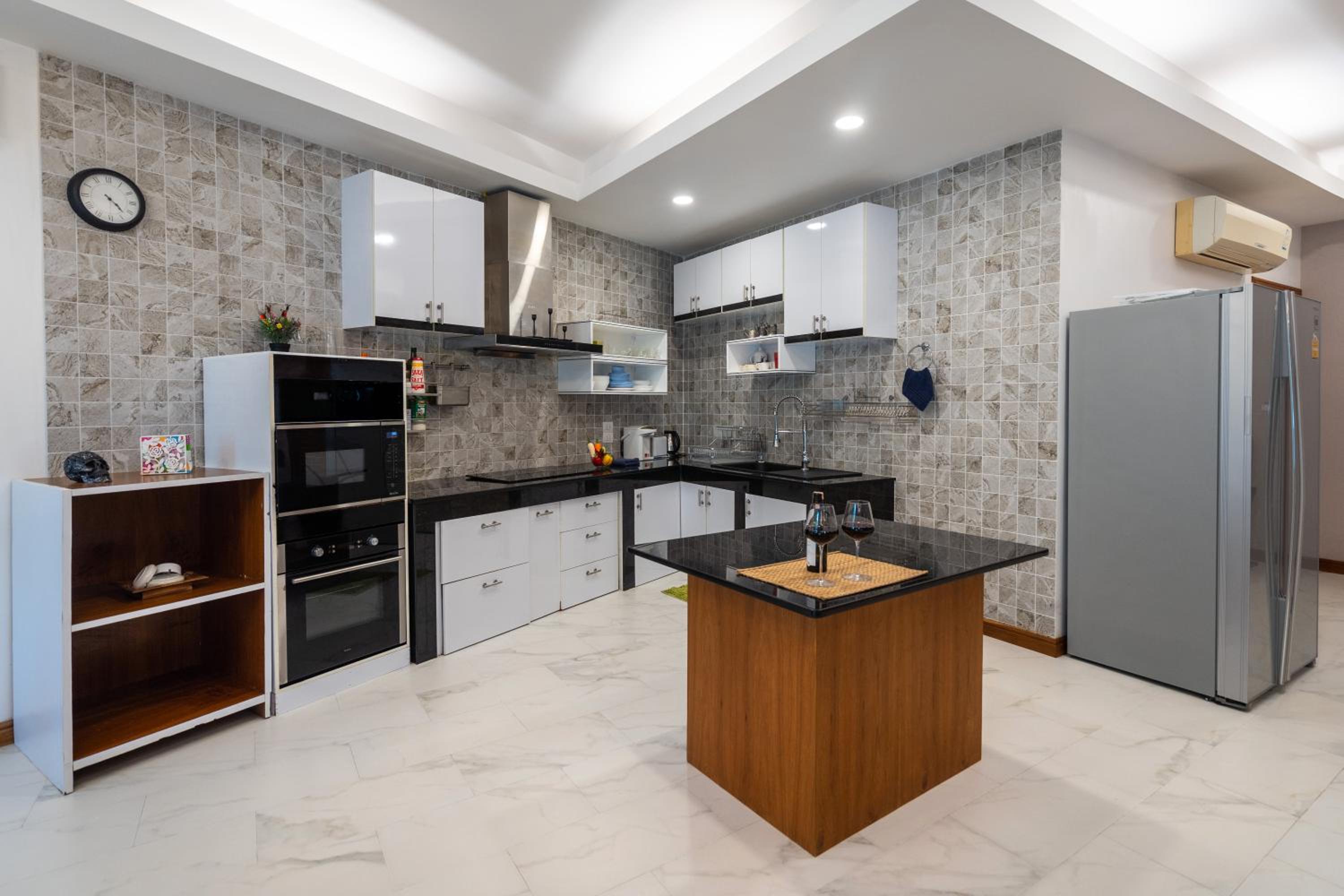 Six-Bedroom House - Photo 21