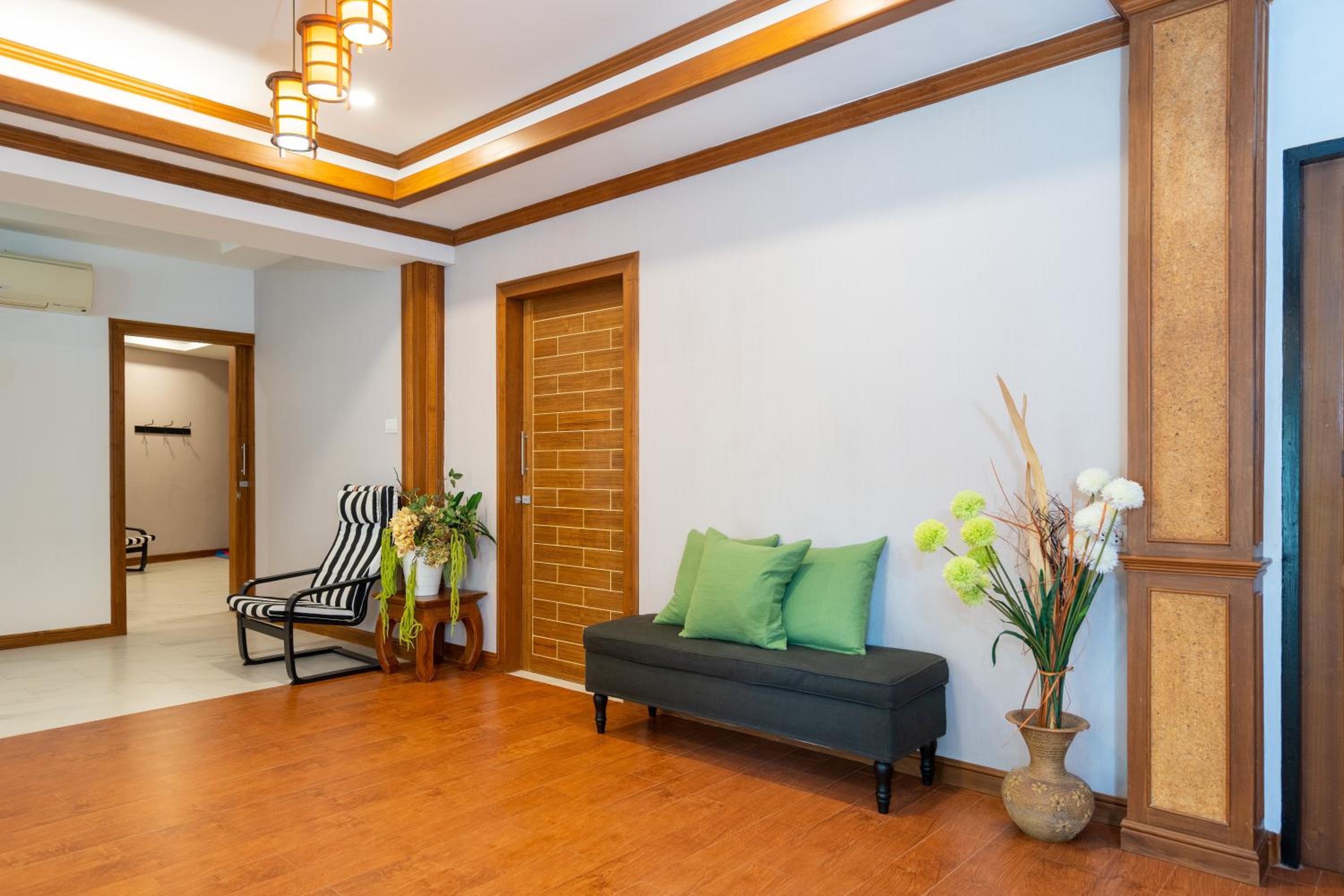Six-Bedroom House - Photo 23