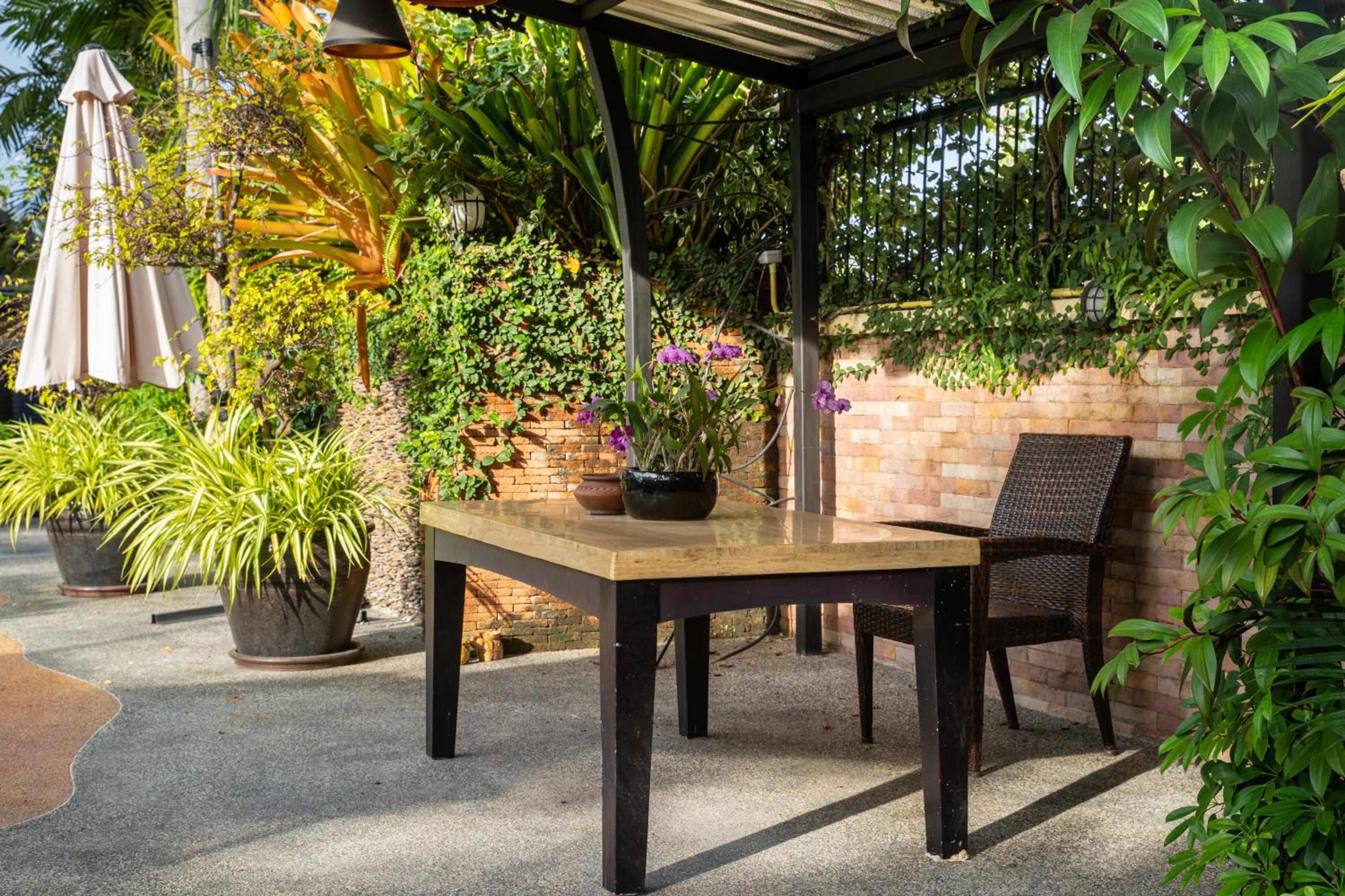 Six-Bedroom House - Photo 24