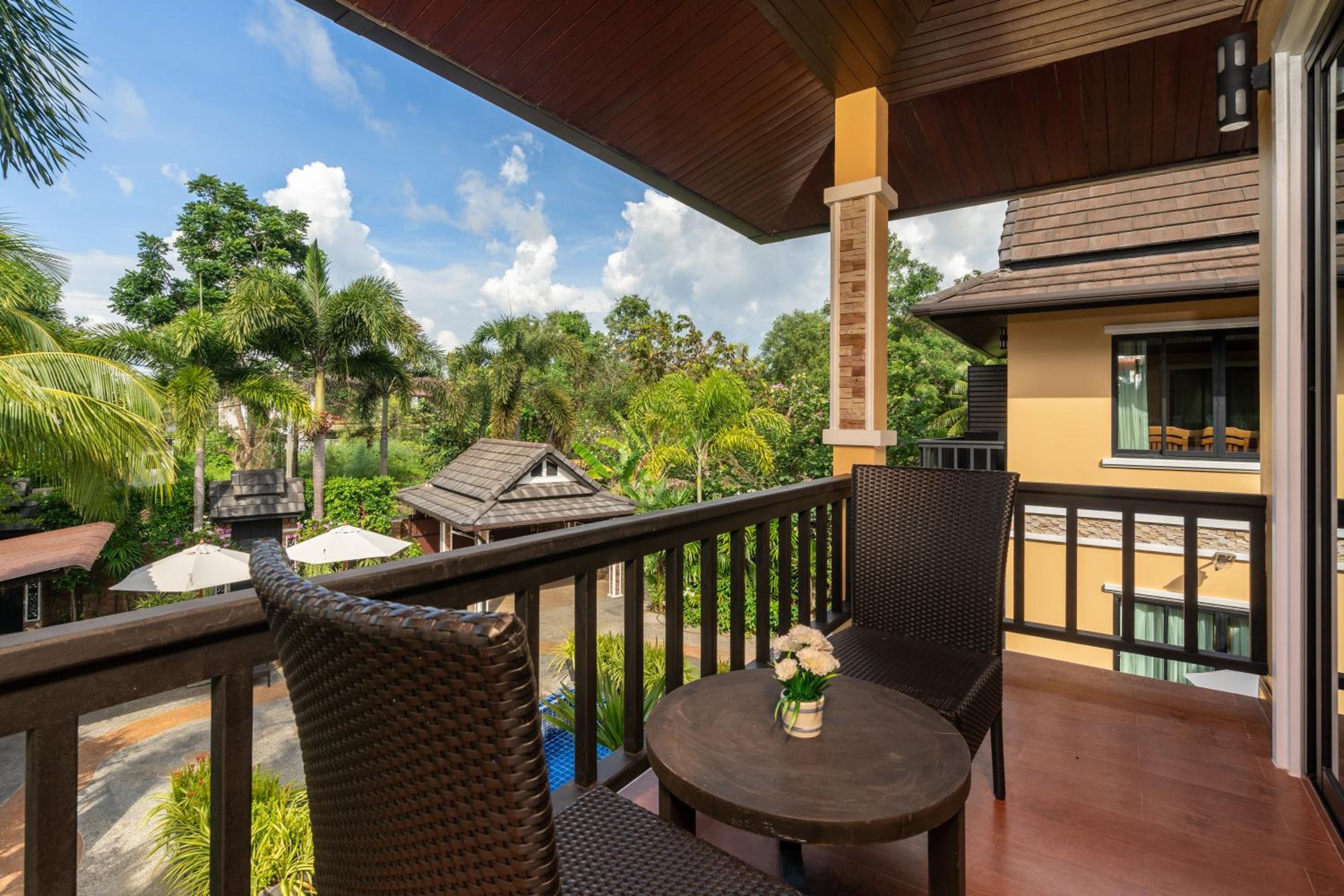 Six-Bedroom House - Photo 25