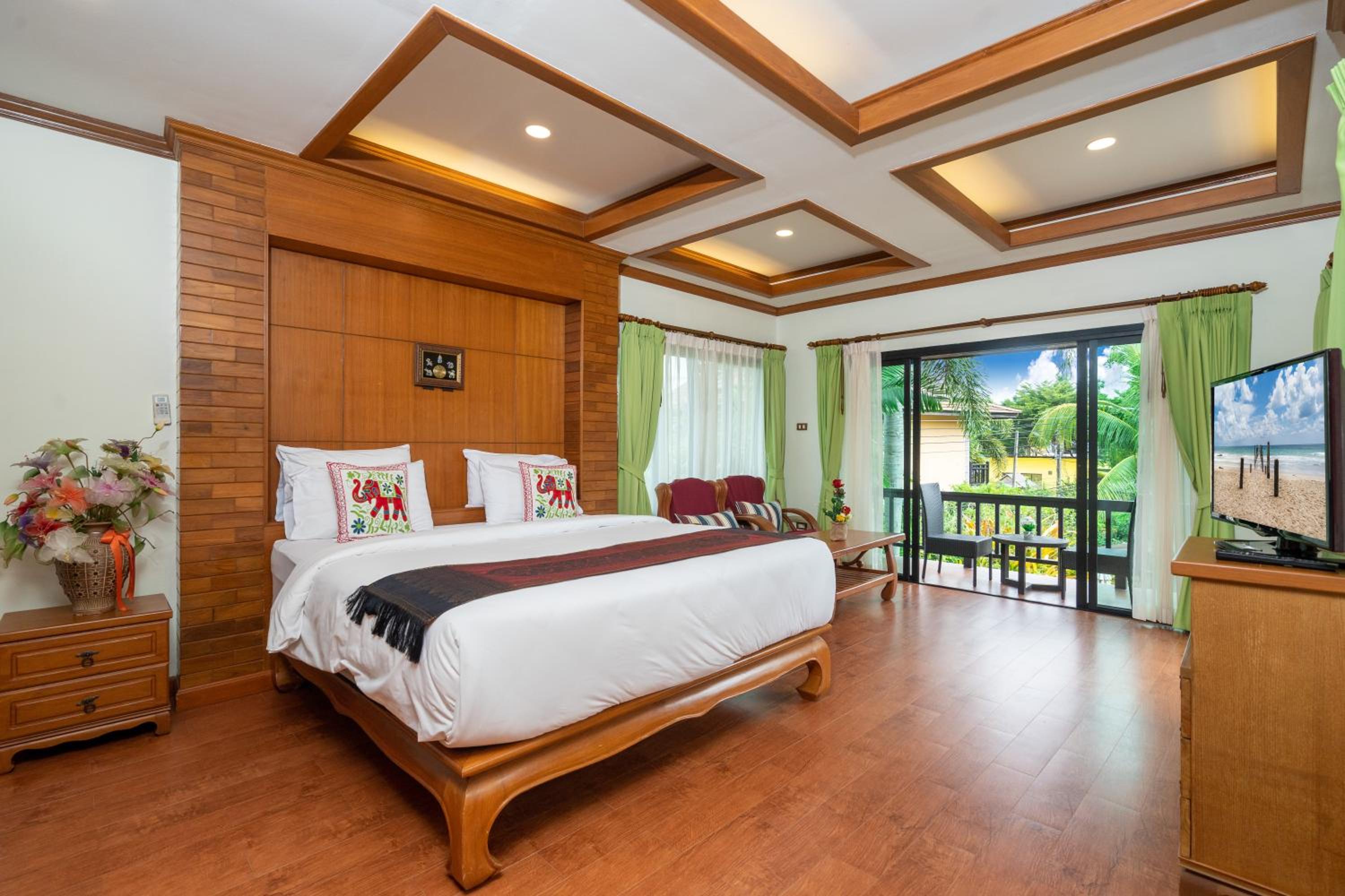 Six-Bedroom House - Photo 26