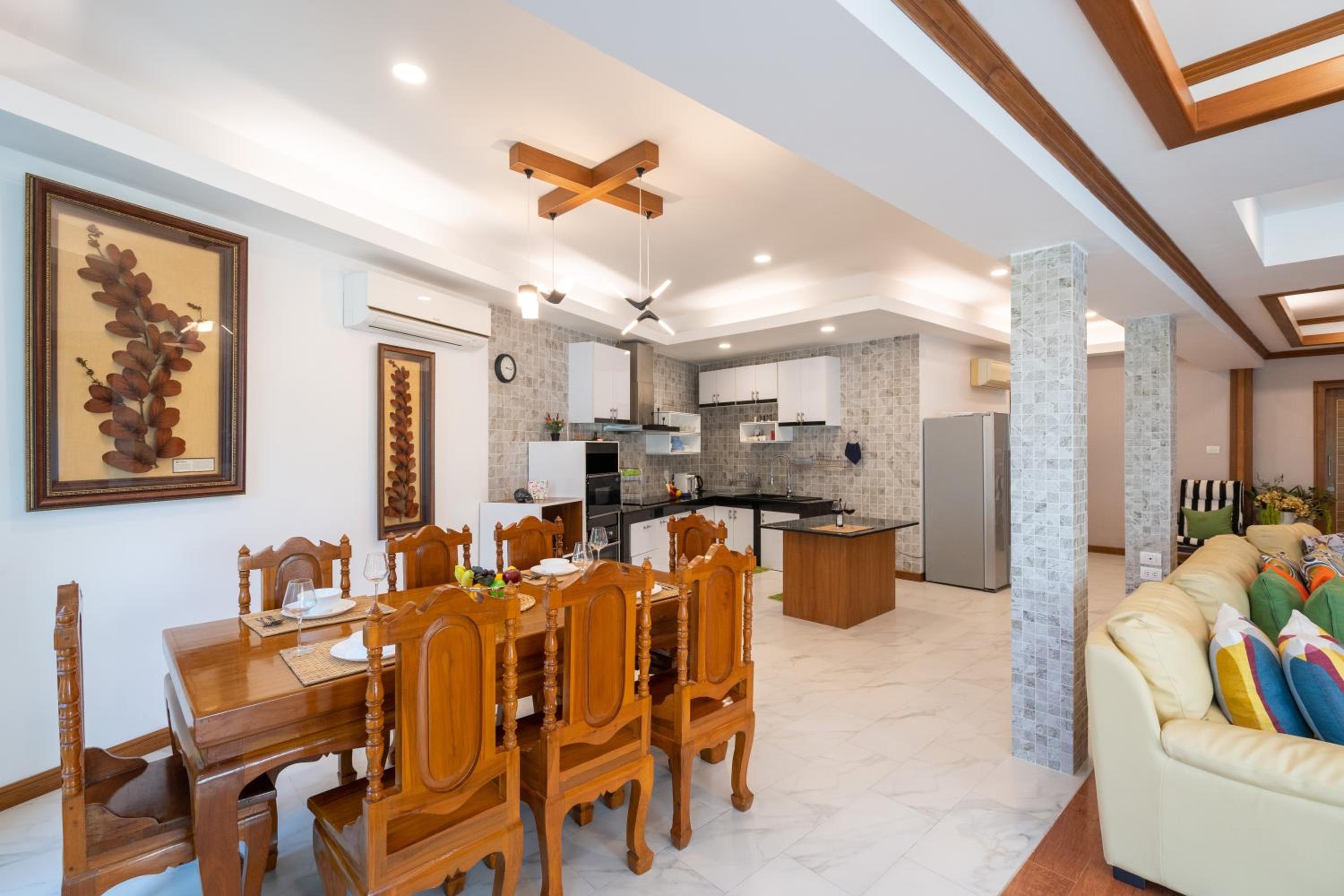 Six-Bedroom House - Photo 31