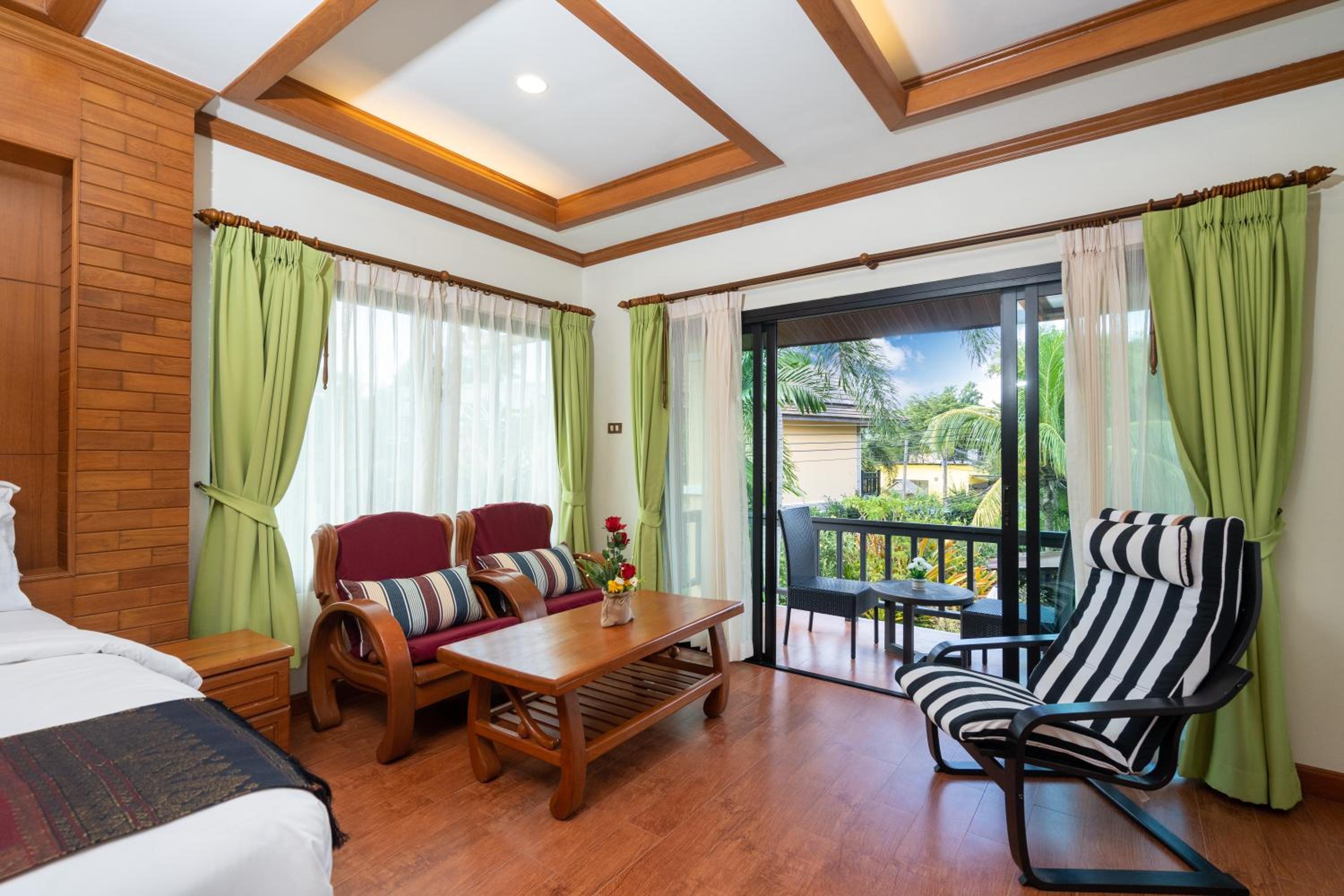 Six-Bedroom House - Photo 32
