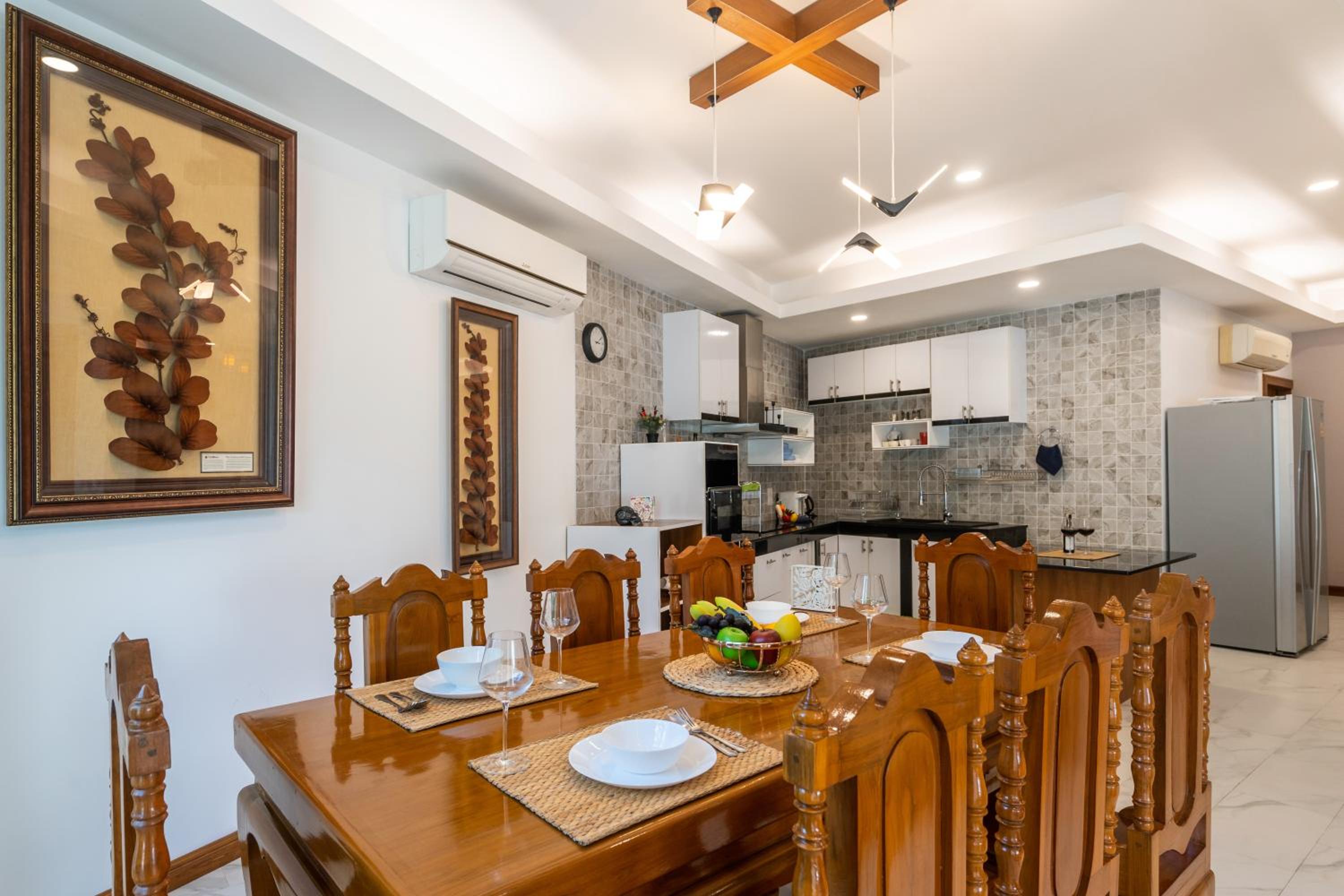 Six-Bedroom House - Photo 36