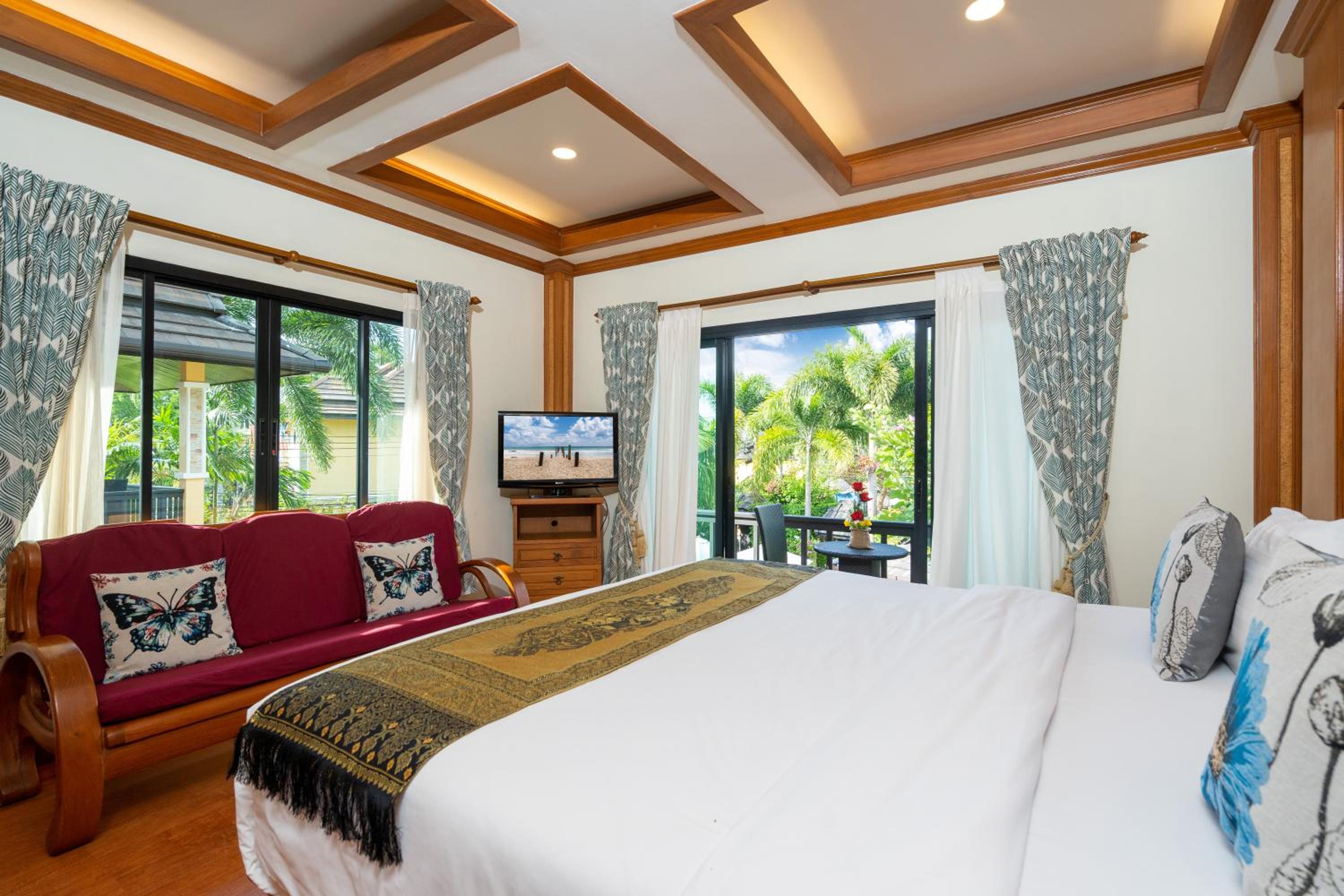 Six-Bedroom House - Photo 37