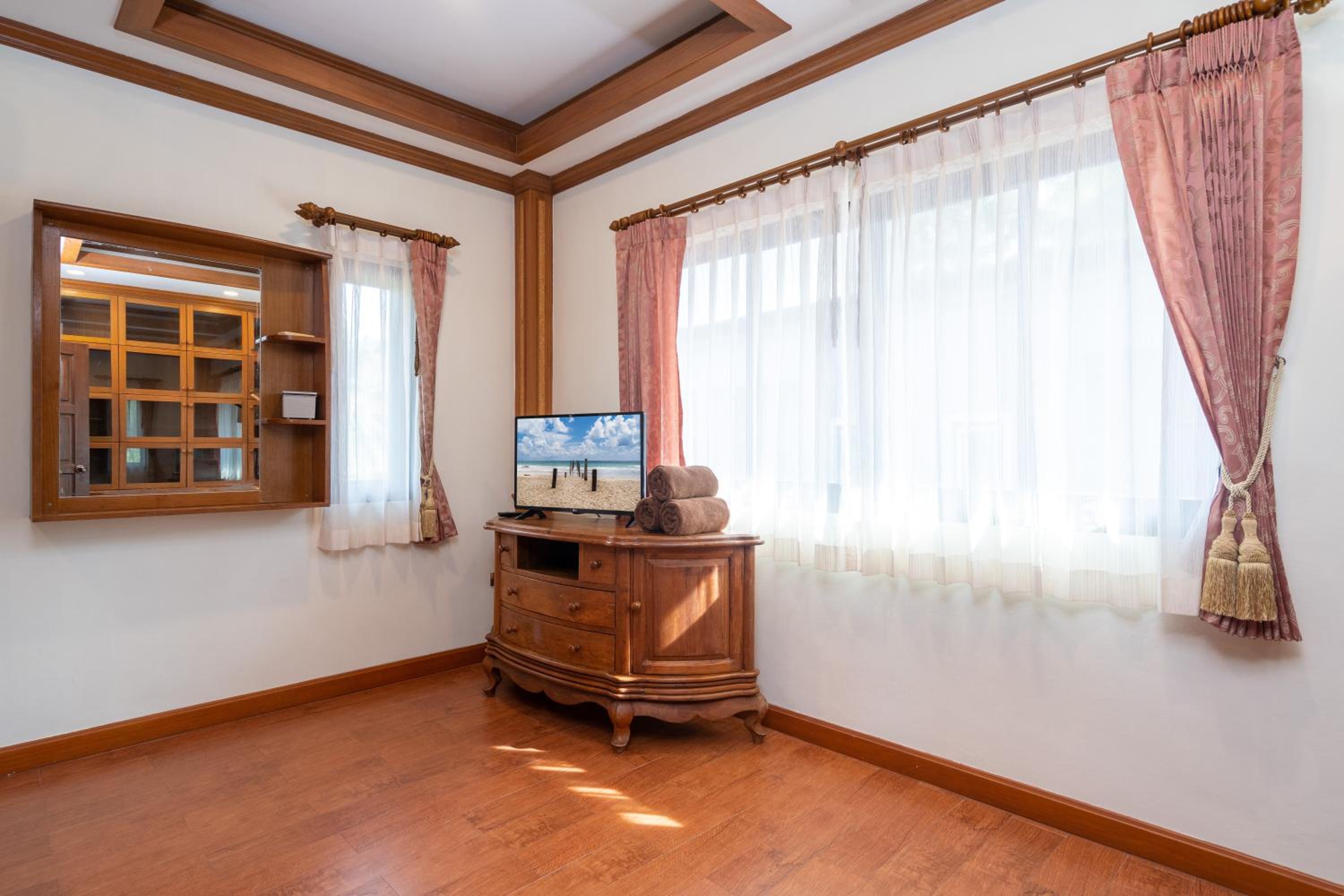 Six-Bedroom House - Photo 6