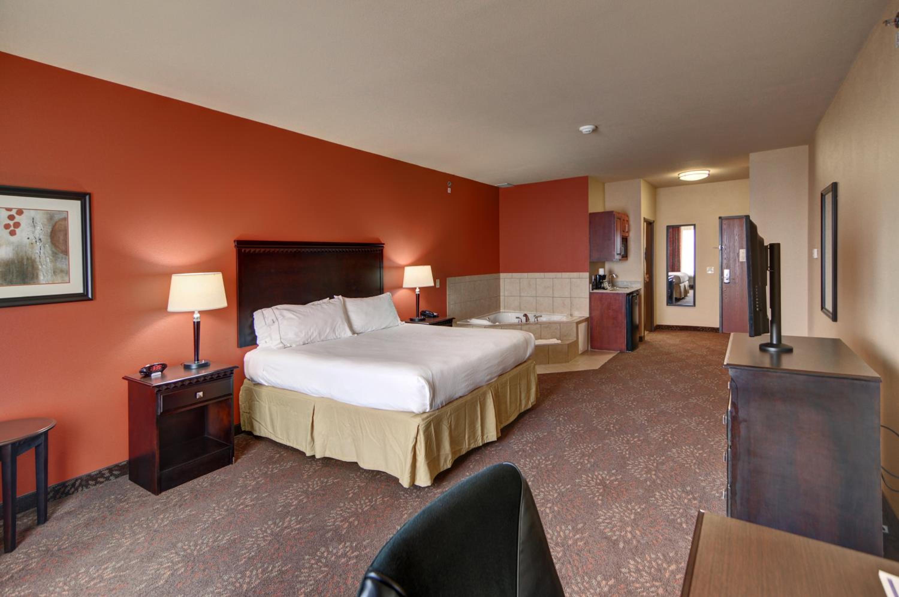 Standard King Room with Extra Floor Space - Photo 2