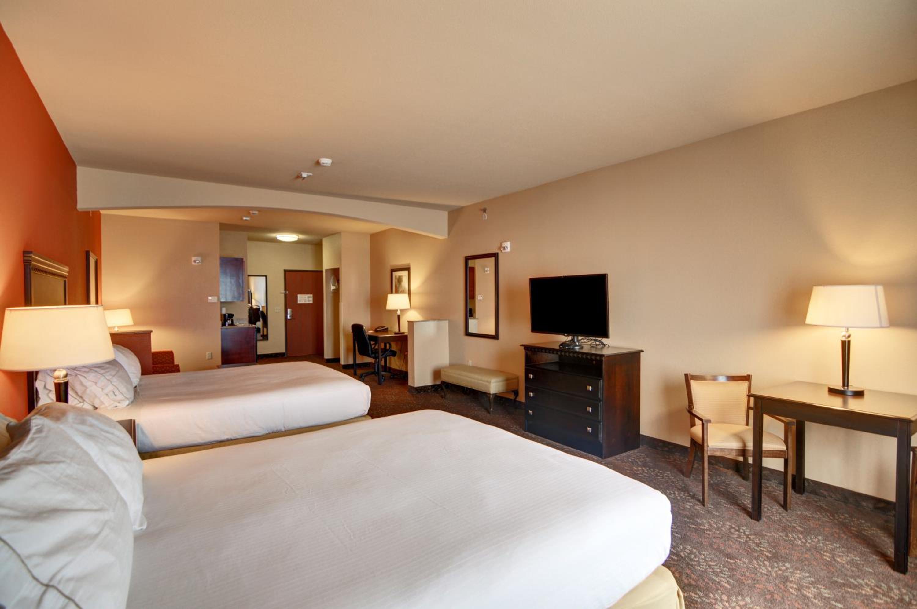 Queen Suite with Two Queen Beds - Photo 3