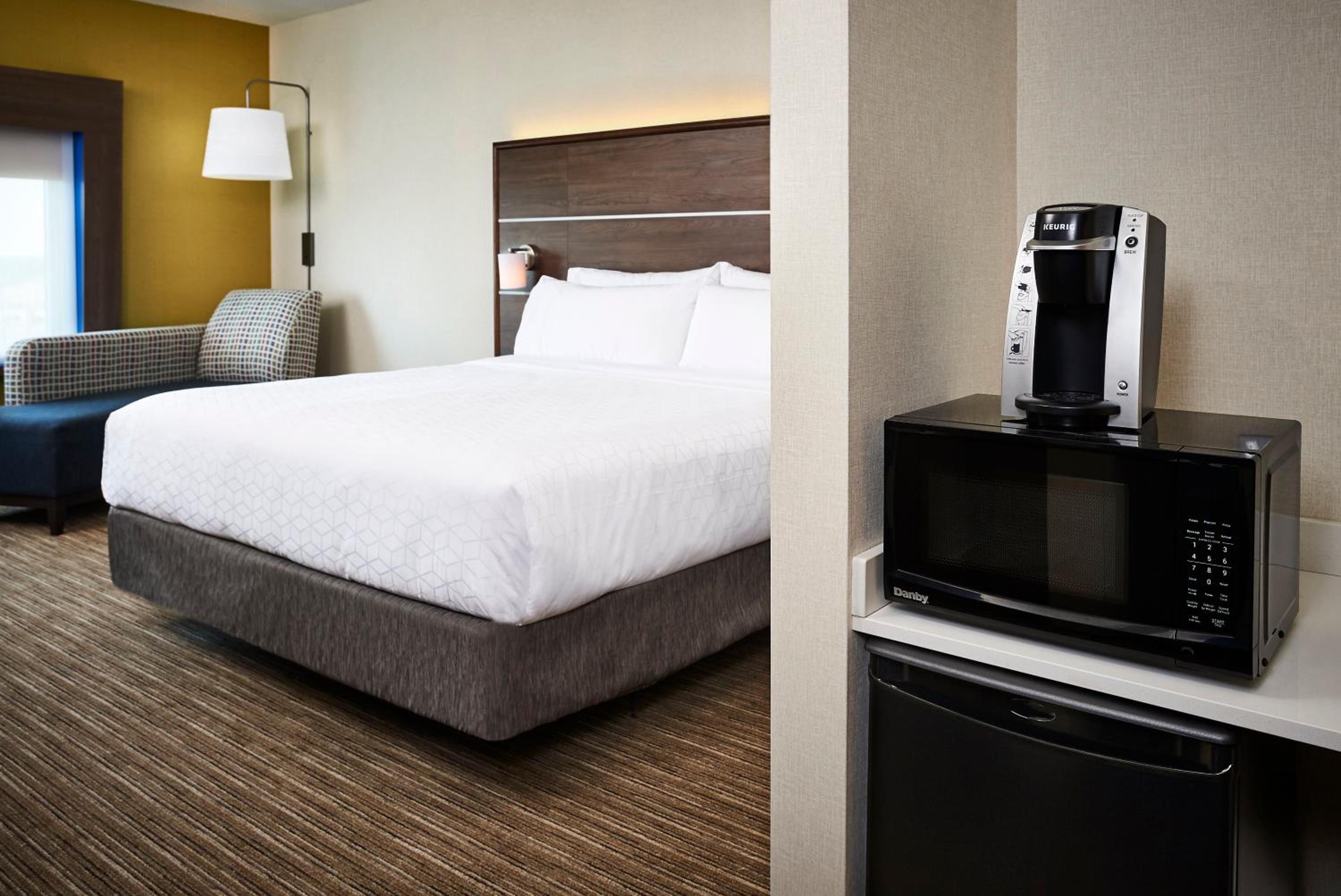 Standard King Room with Mobility Accessible Tub photo 3