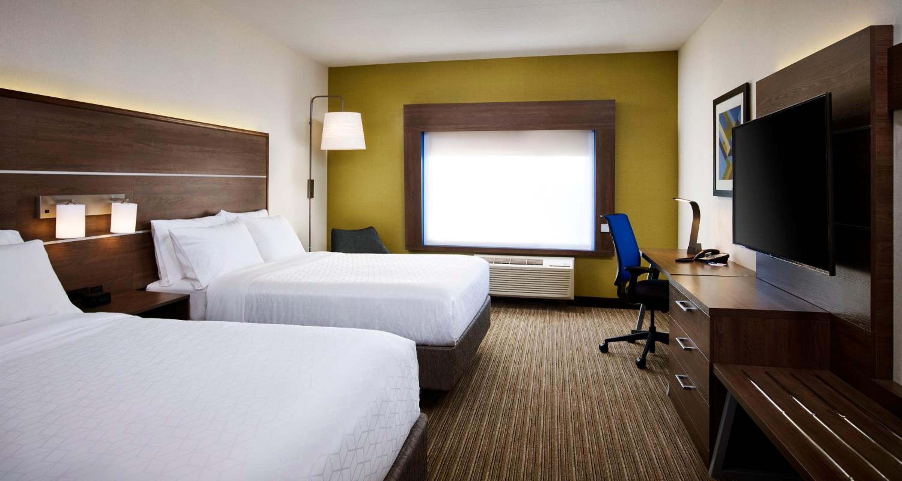 Standard Queen Room with Two Queen Beds and Mobility Accessible Tub