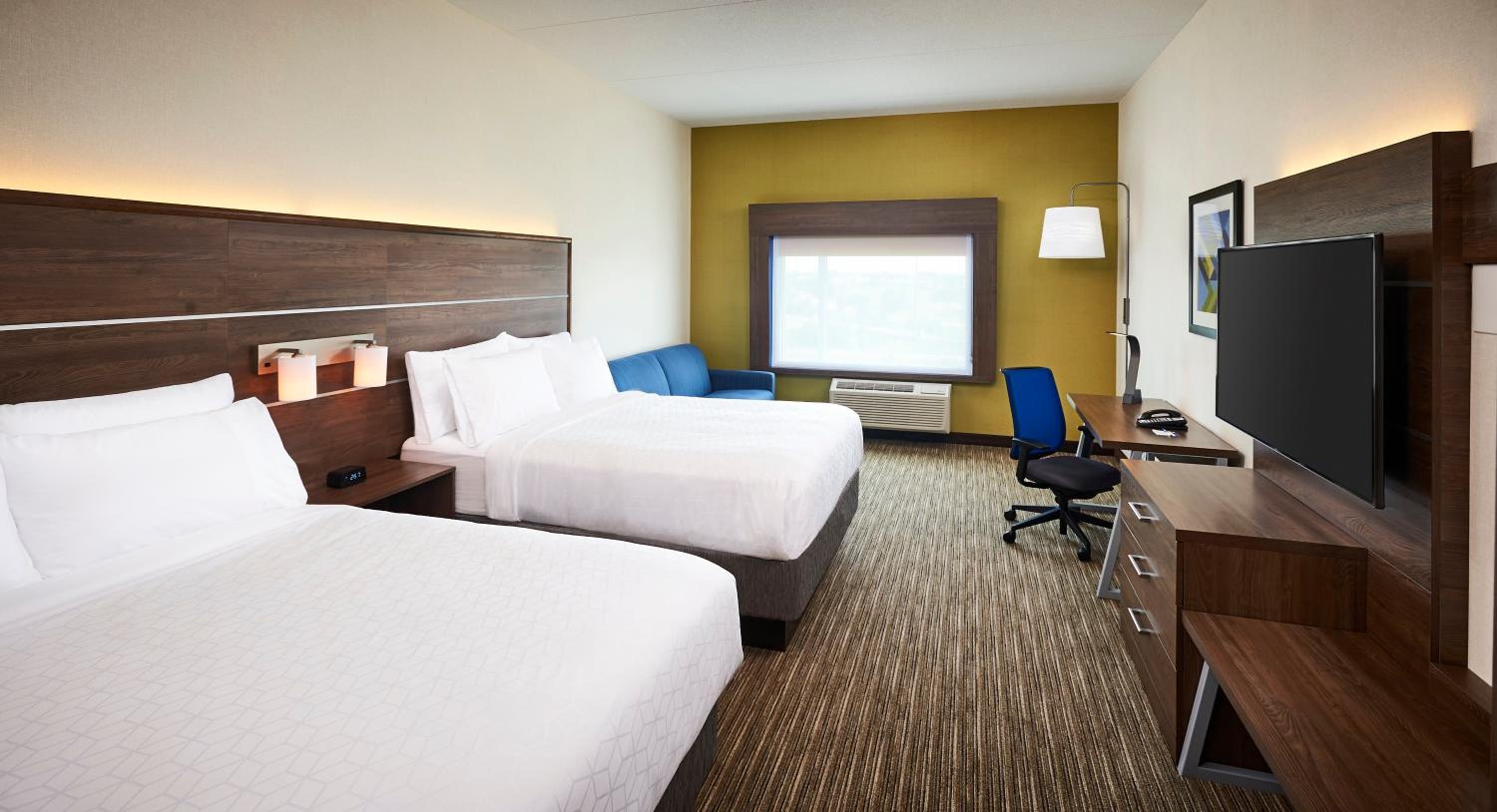 Queen Suite with Two Queen Beds and Sofa Bed photo 3