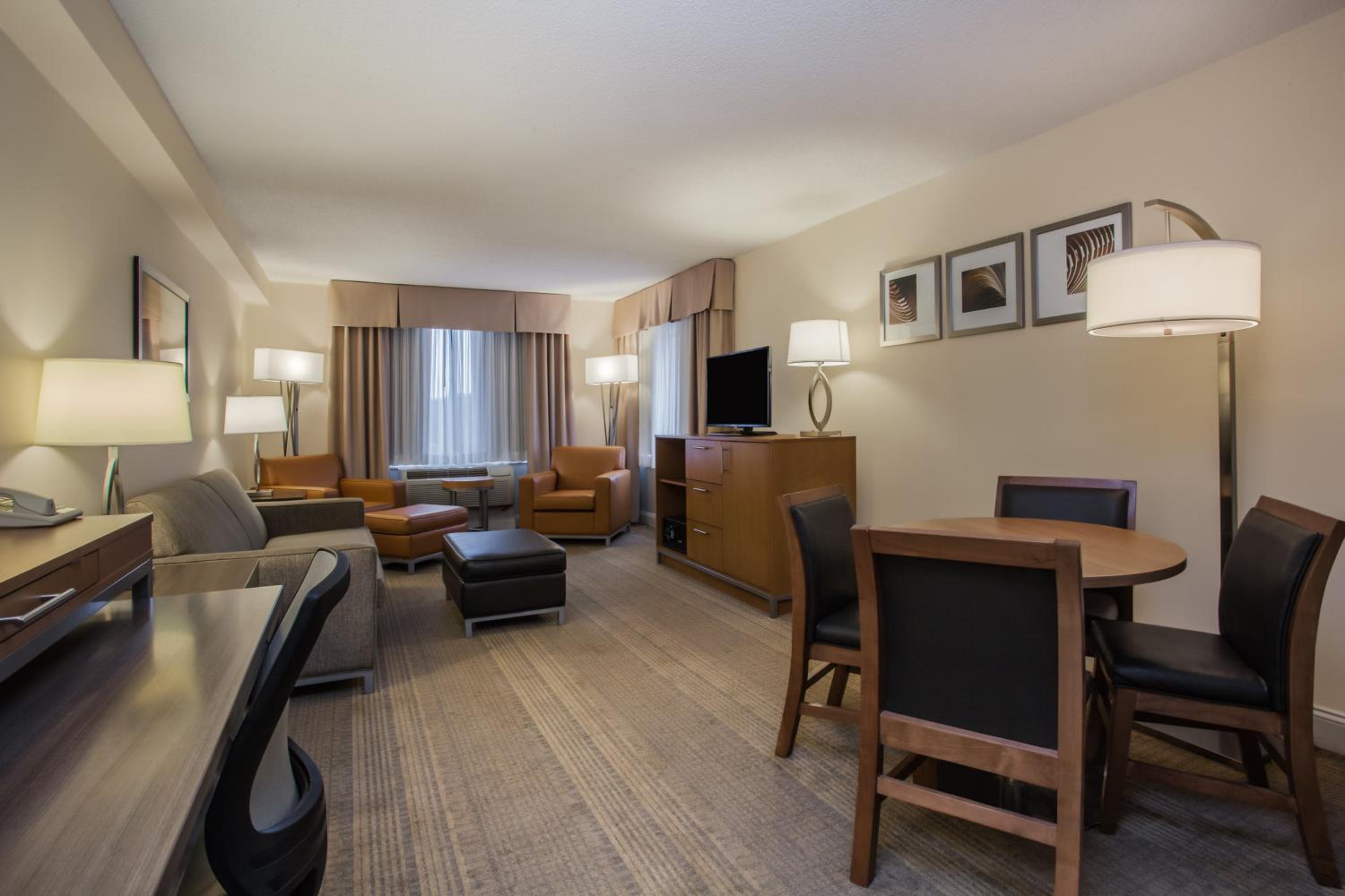 King Suite with Spa Bath - Non-Smoking - Photo 5