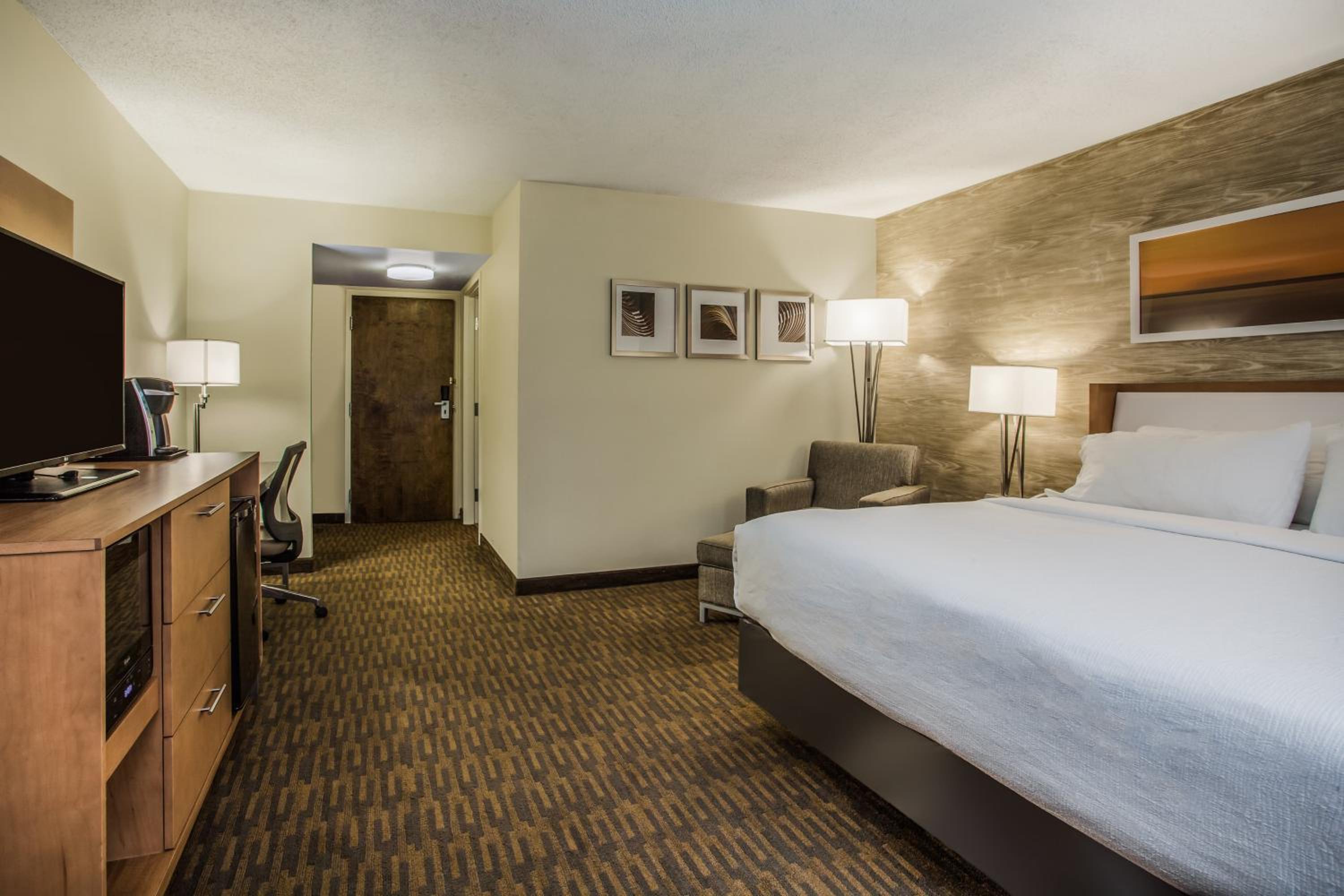 Premium King Room - Photo 2