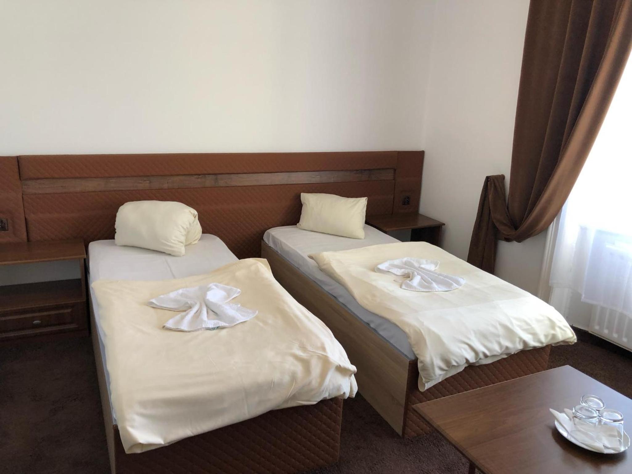 Standard Twin Room - Photo 2