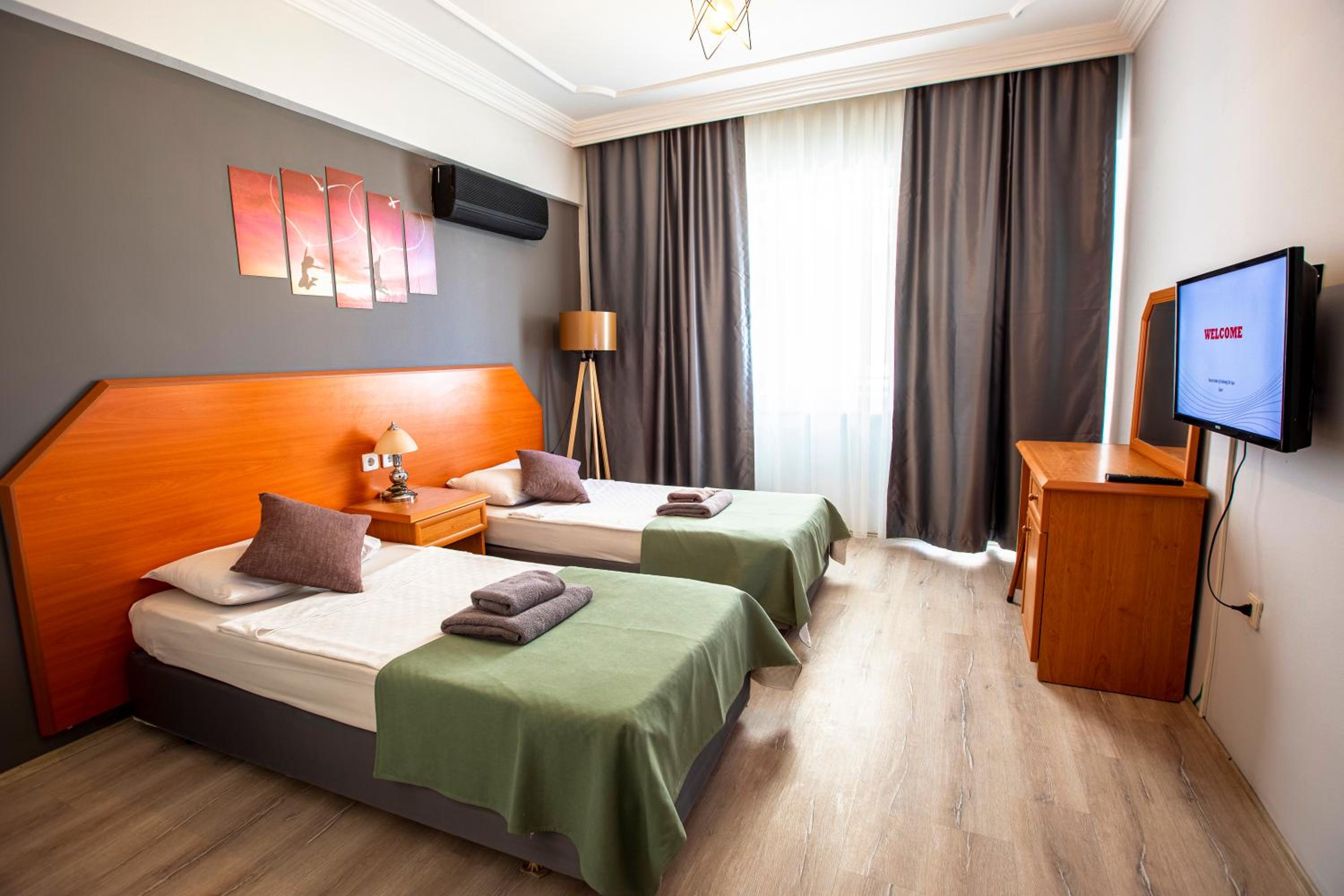 Suite with Air-Conditioning photo 1