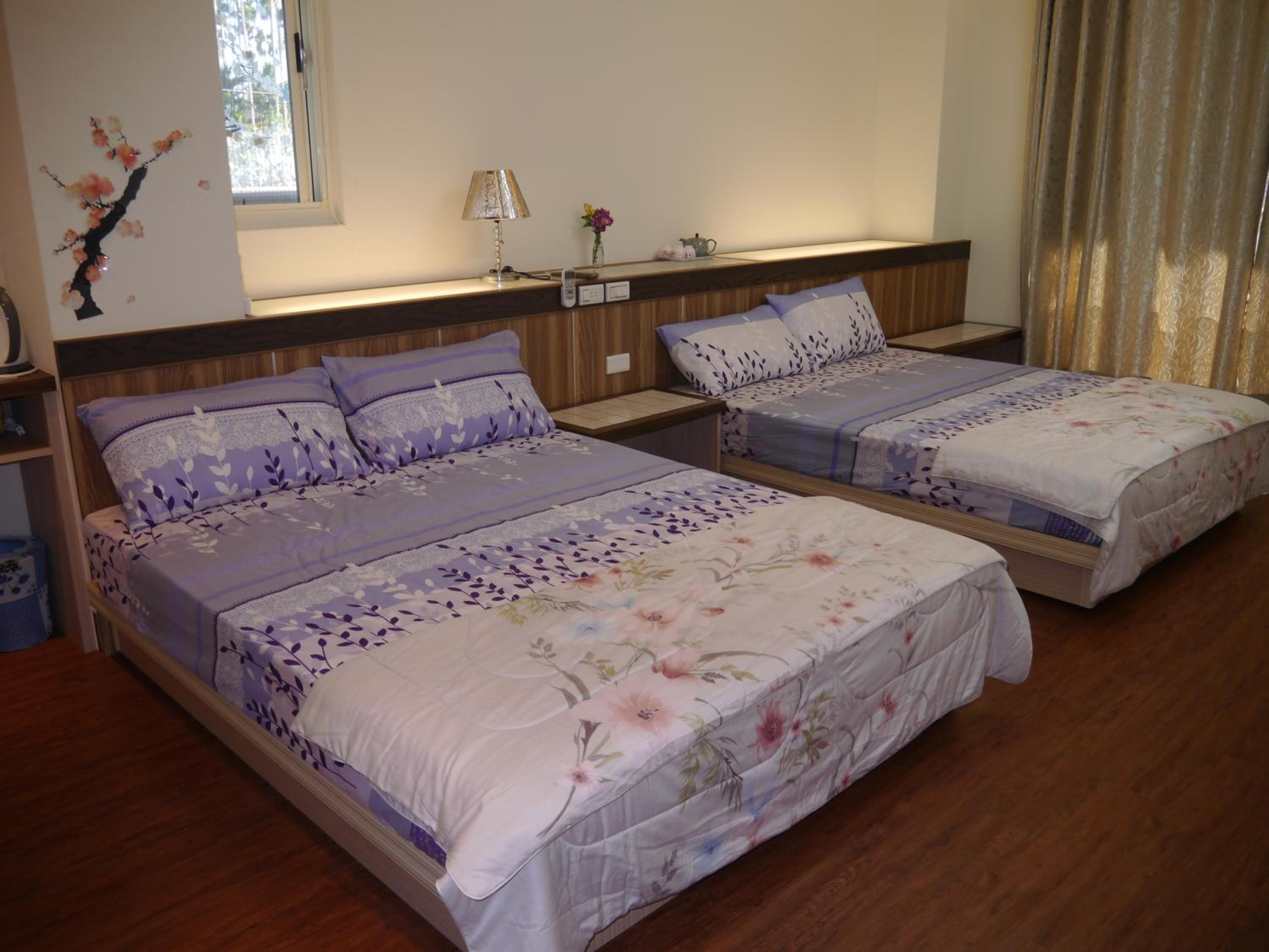 Standard Queen Room with Two Queen Beds photo 2